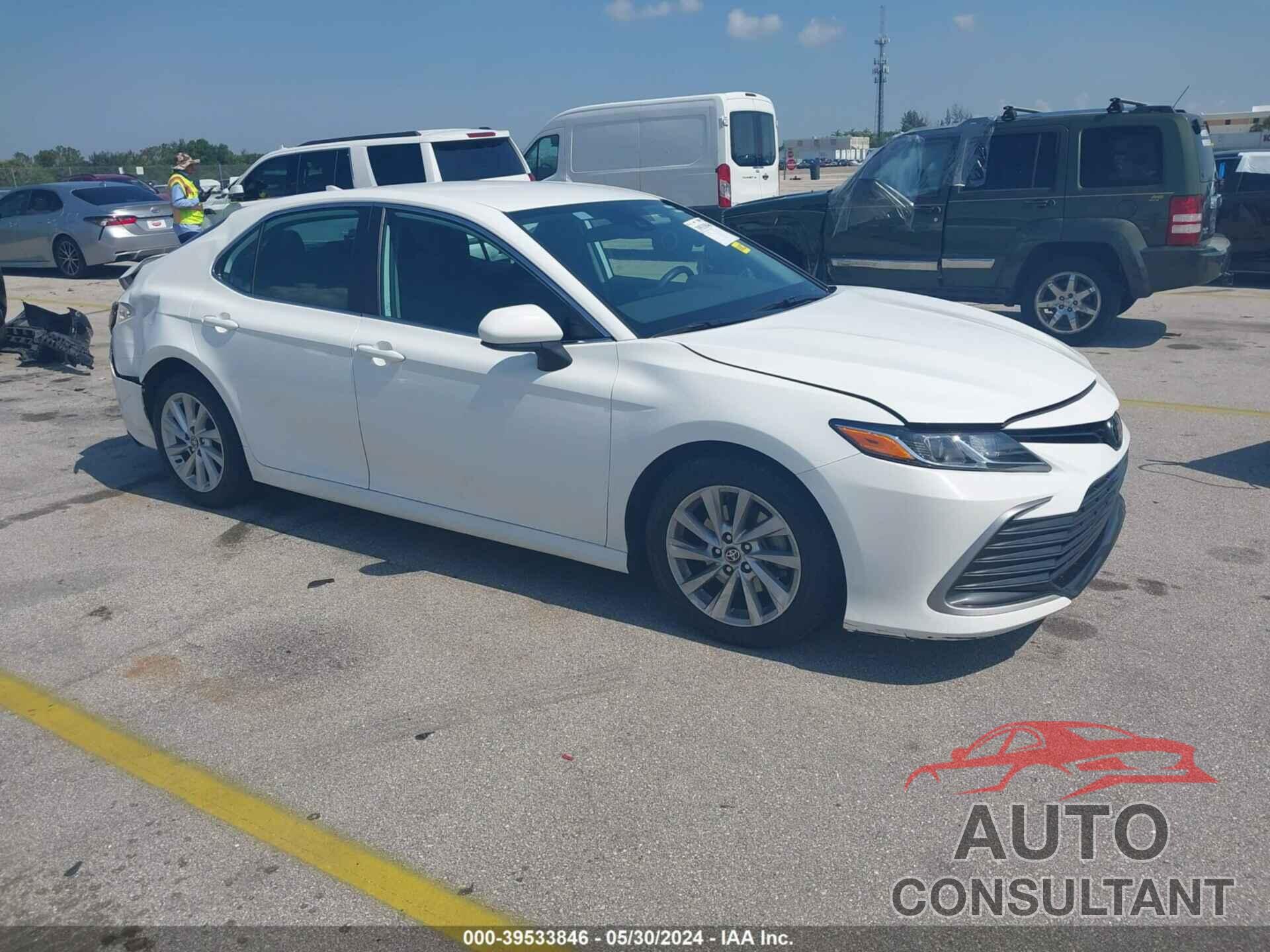 TOYOTA CAMRY 2022 - 4T1C11AK5NU031403