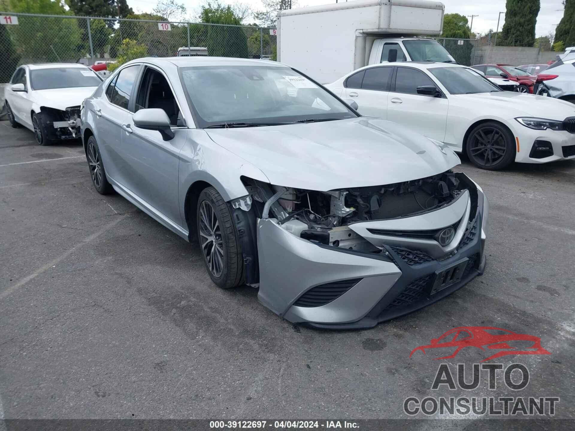 TOYOTA CAMRY 2018 - 4T1B11HK7JU101463