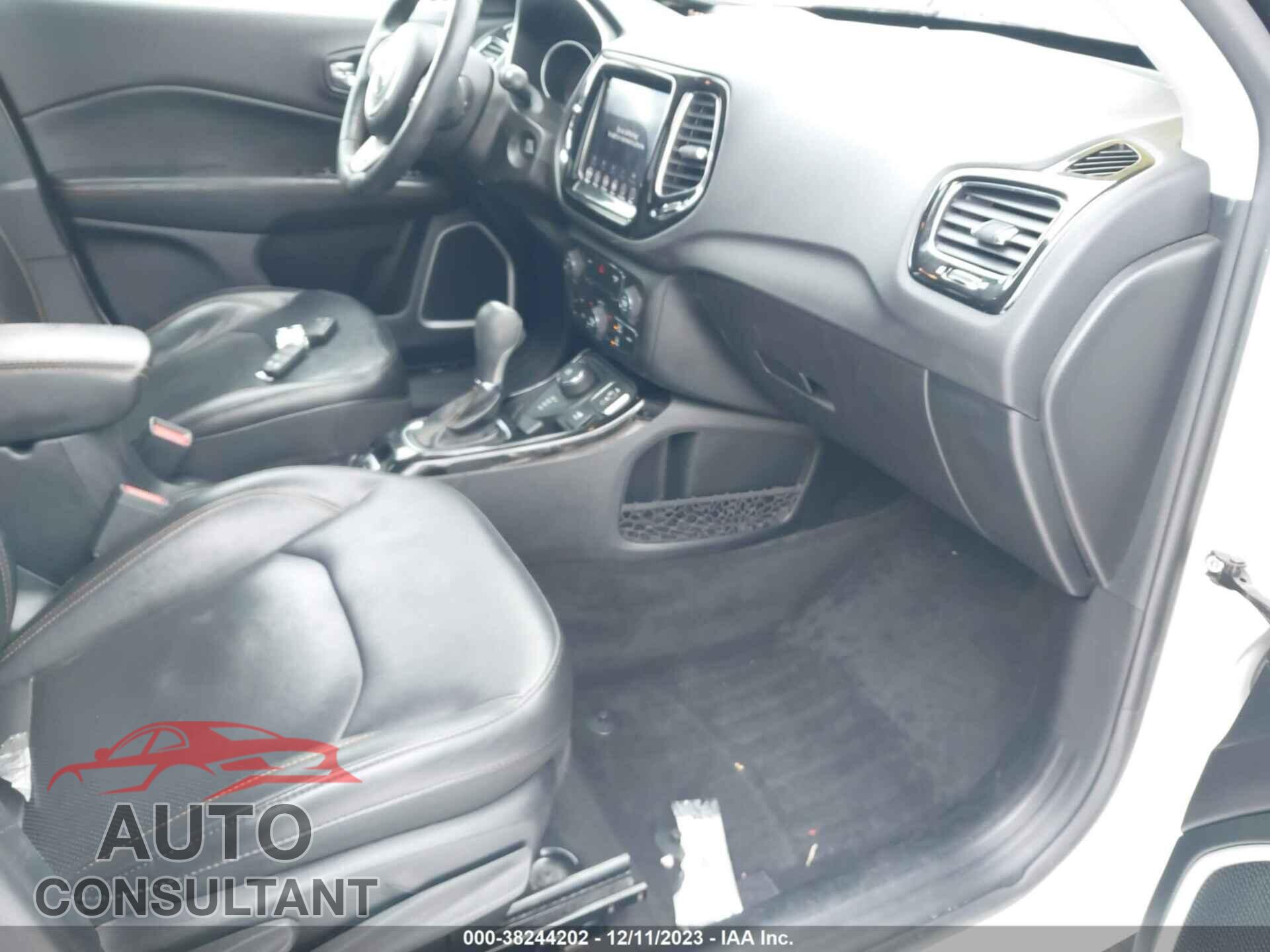 JEEP COMPASS 2018 - 3C4NJDCB1JT328443