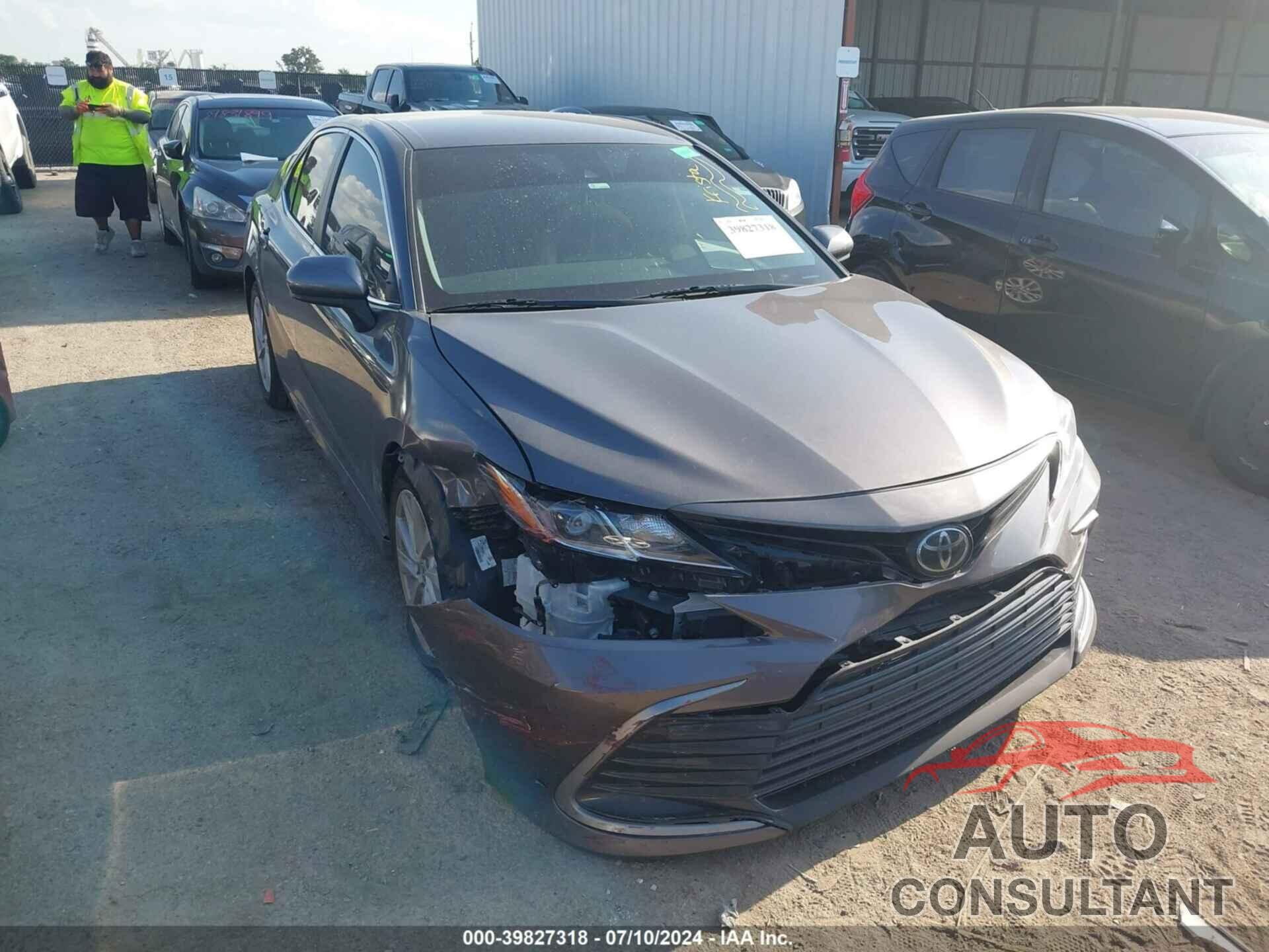 TOYOTA CAMRY 2022 - 4T1C11AK5NU661082