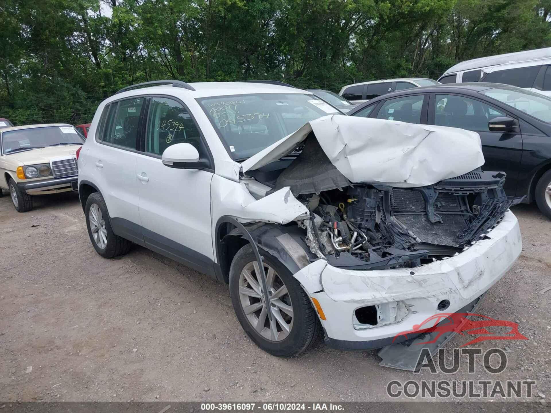 VOLKSWAGEN TIGUAN 2017 - WVGBV7AX3HK045394