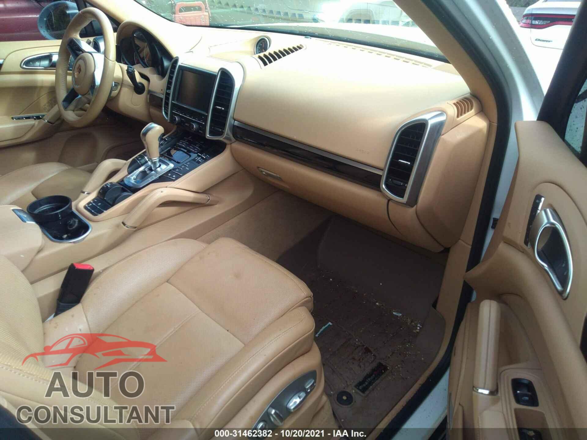 PORSCHE CAYENNE 2016 - WP1AA2A28GKA15369
