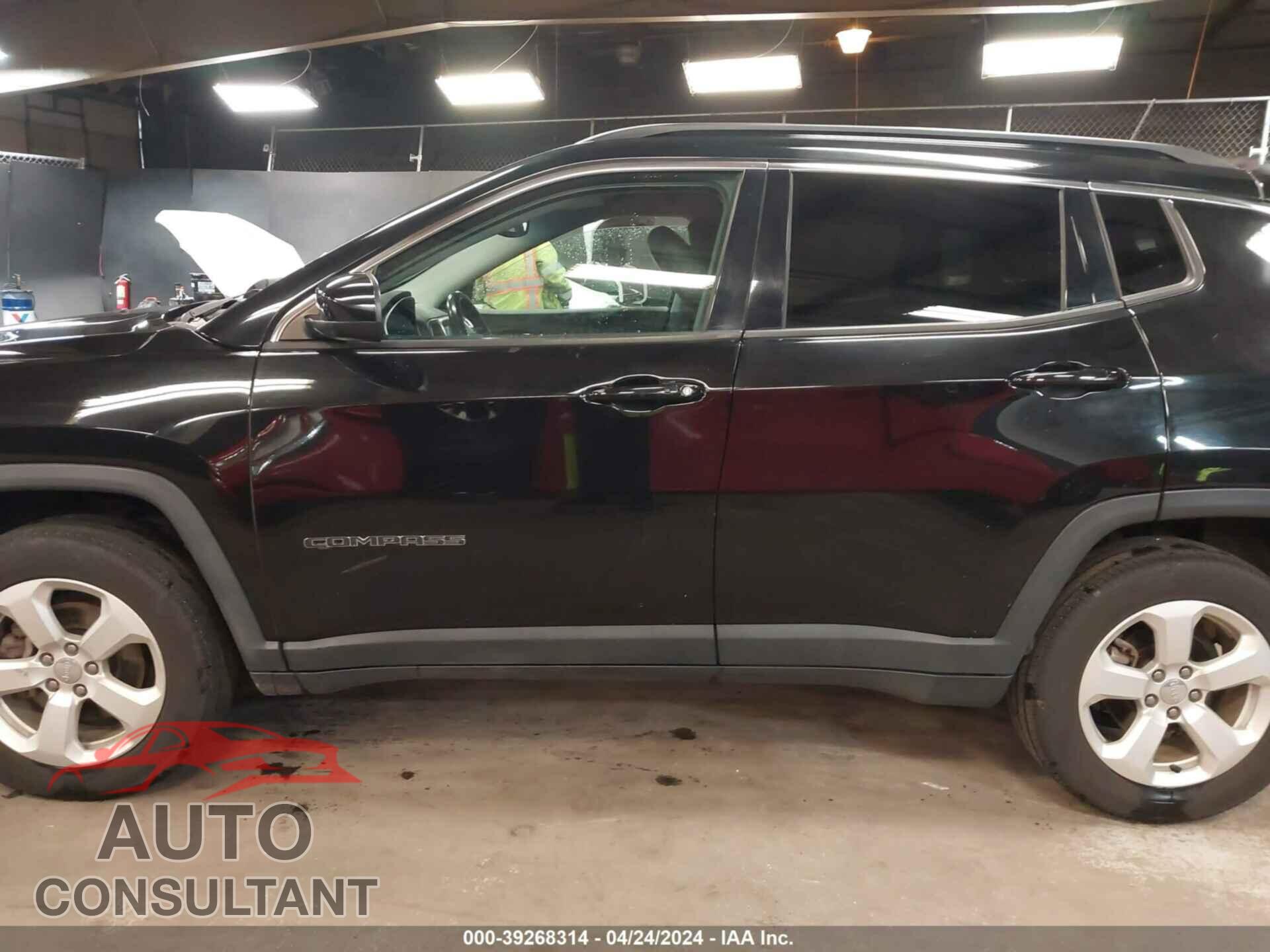 JEEP COMPASS 2018 - 3C4NJDBB7JT282425