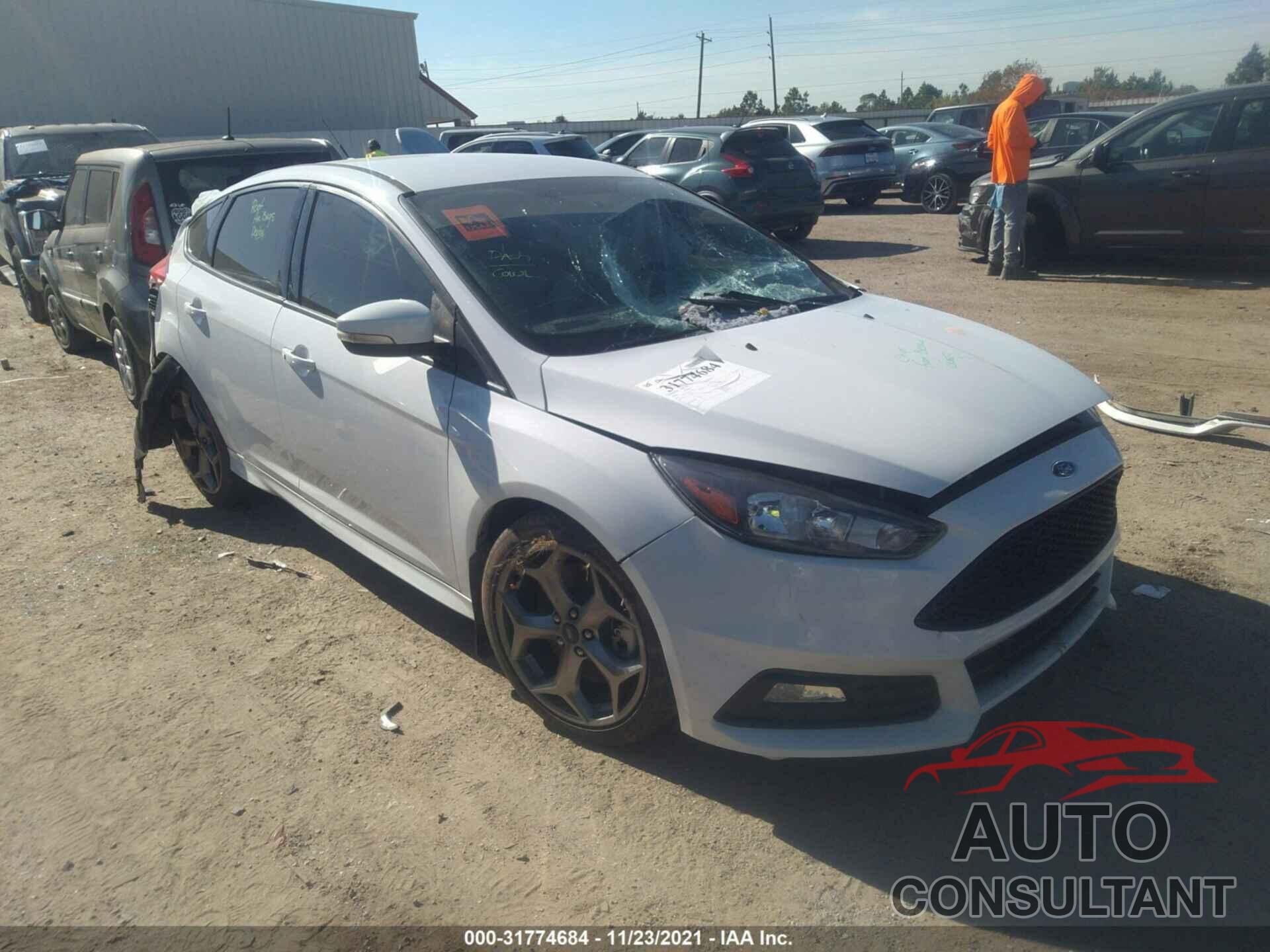 FORD FOCUS 2018 - 1FADP3L97JL247353