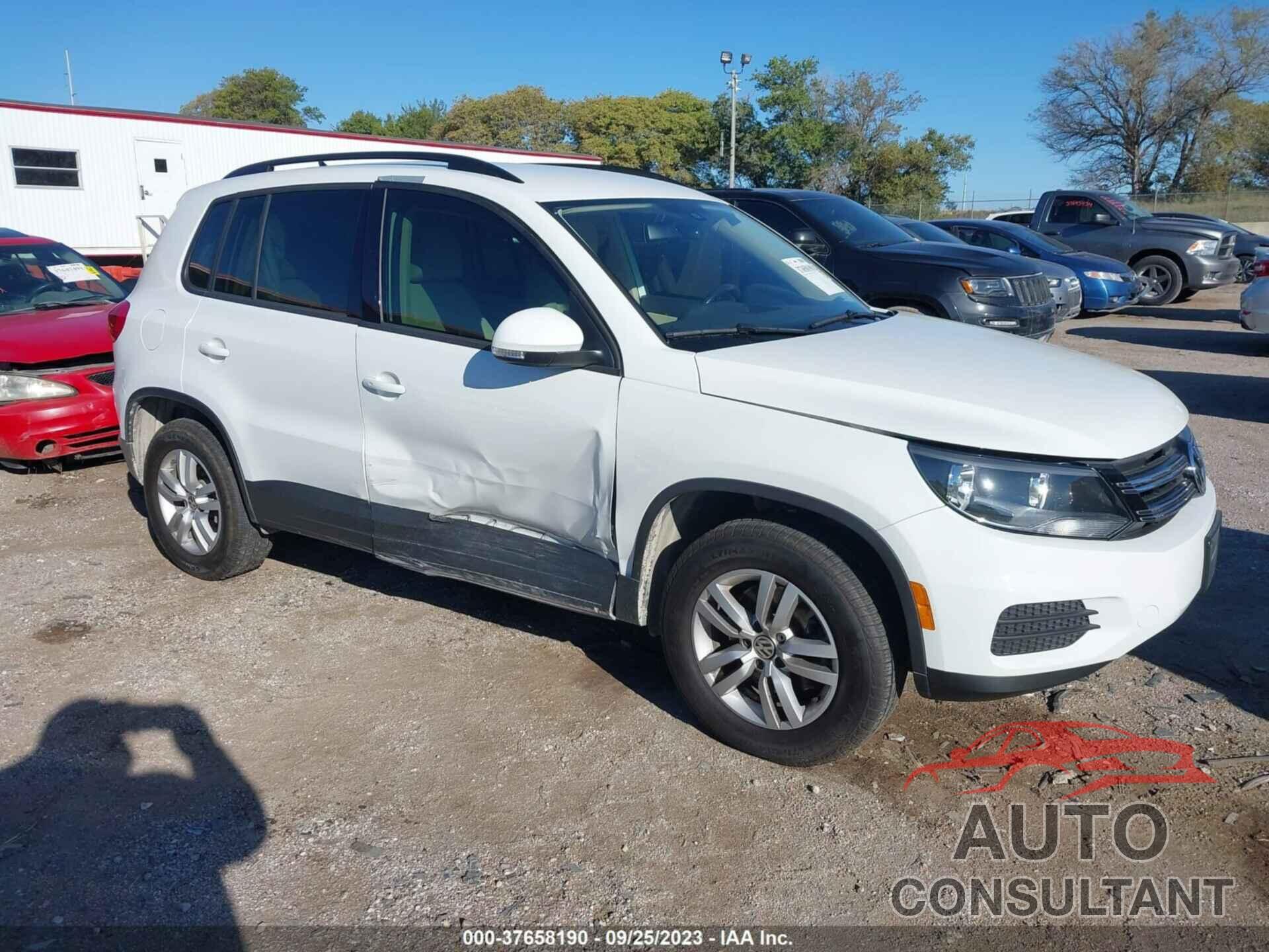 VOLKSWAGEN TIGUAN 2017 - WVGAV7AX5HK021805