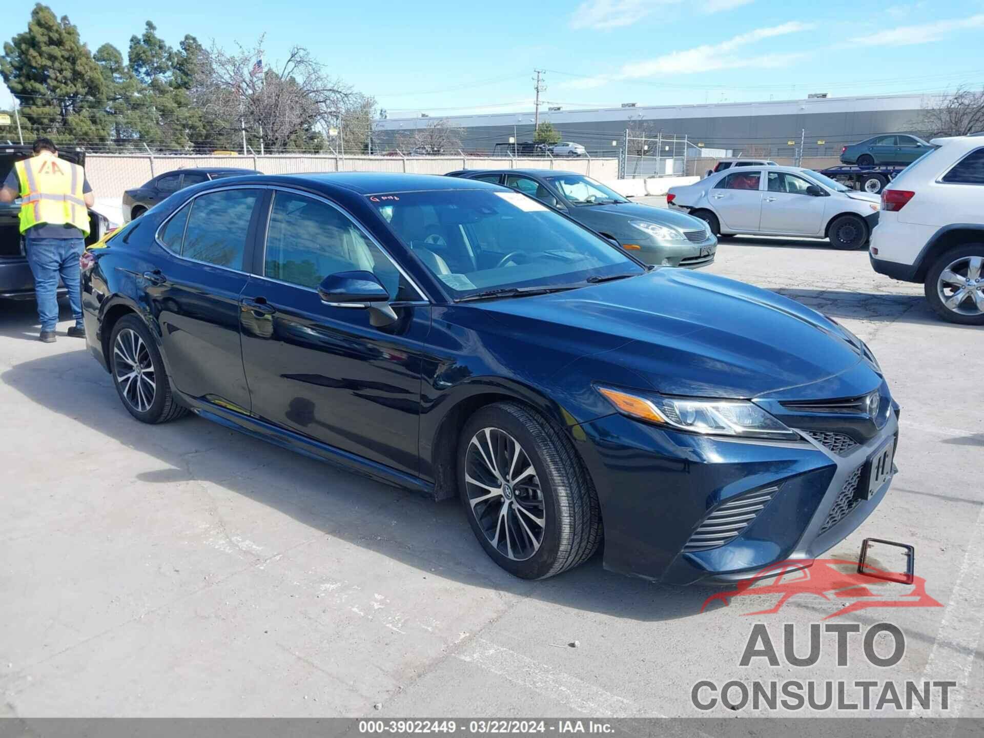 TOYOTA CAMRY 2018 - 4T1B11HK0JU665214