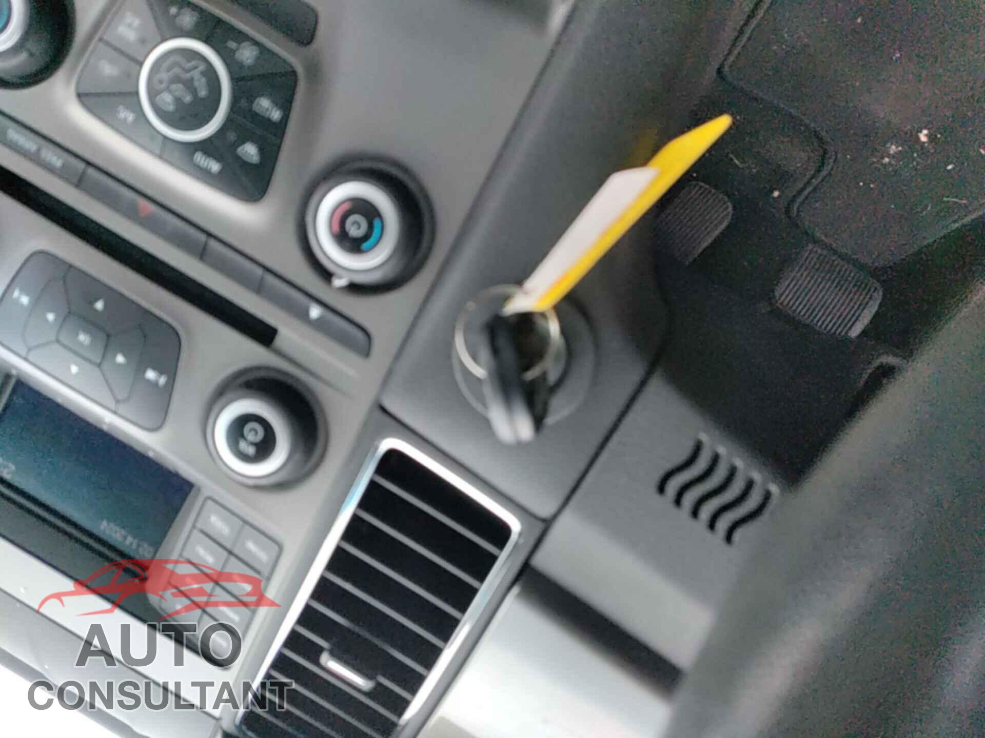 FORD TAURUS 2018 - 1FAHP2E84JG127857
