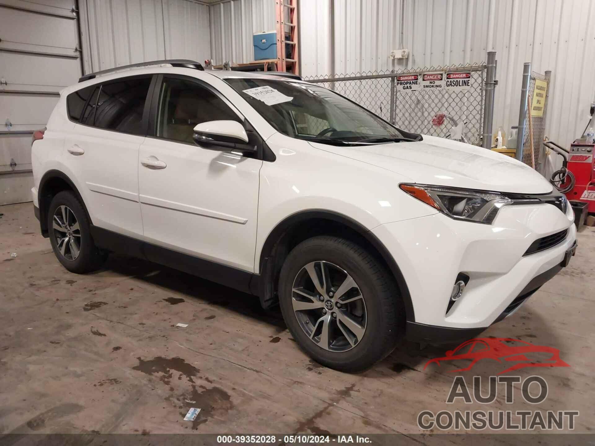 TOYOTA RAV4 2018 - JTMRFREV0JJ723308