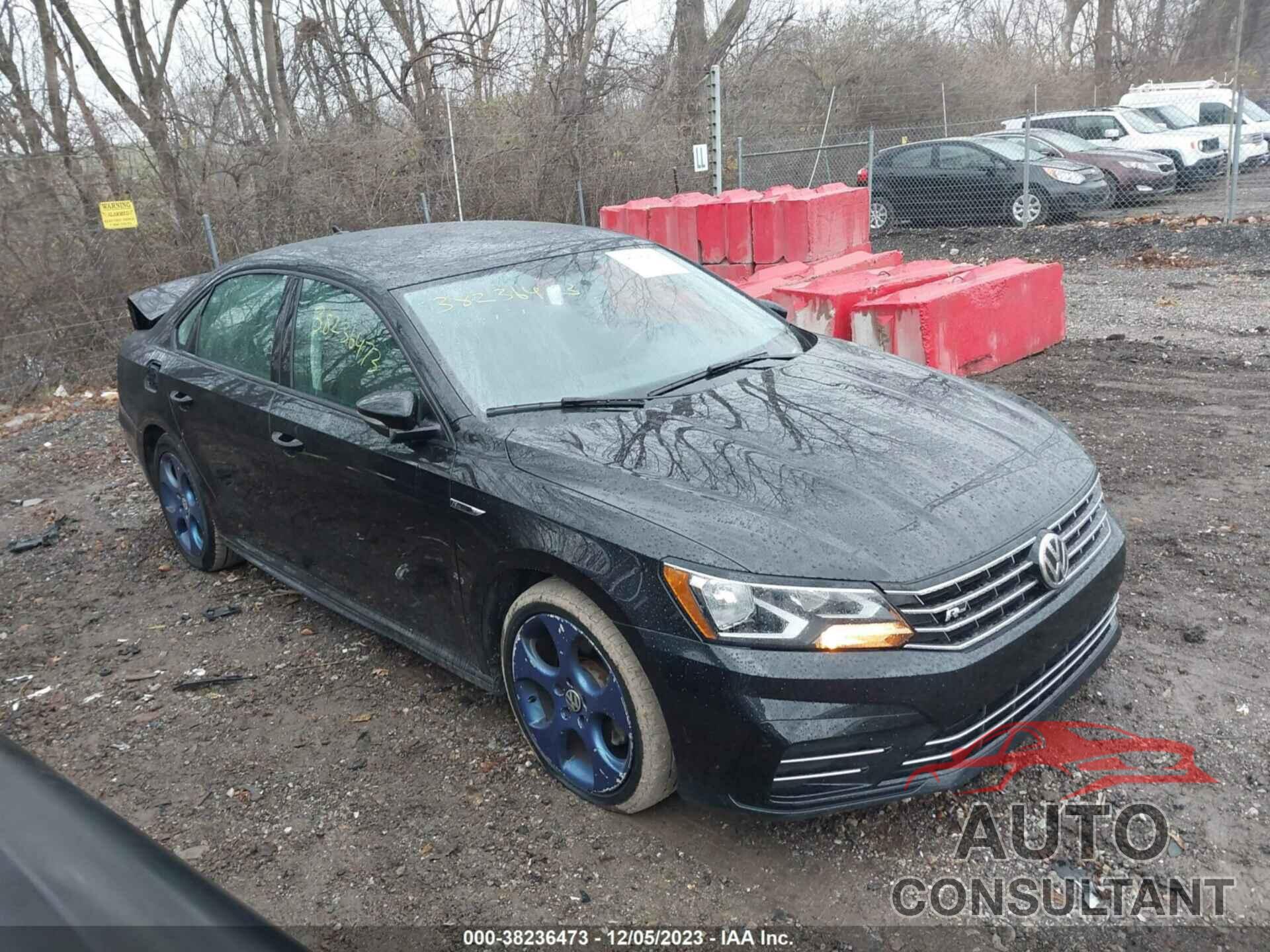 VOLKSWAGEN PASSAT 2018 - 1VWAA7A35JC044642