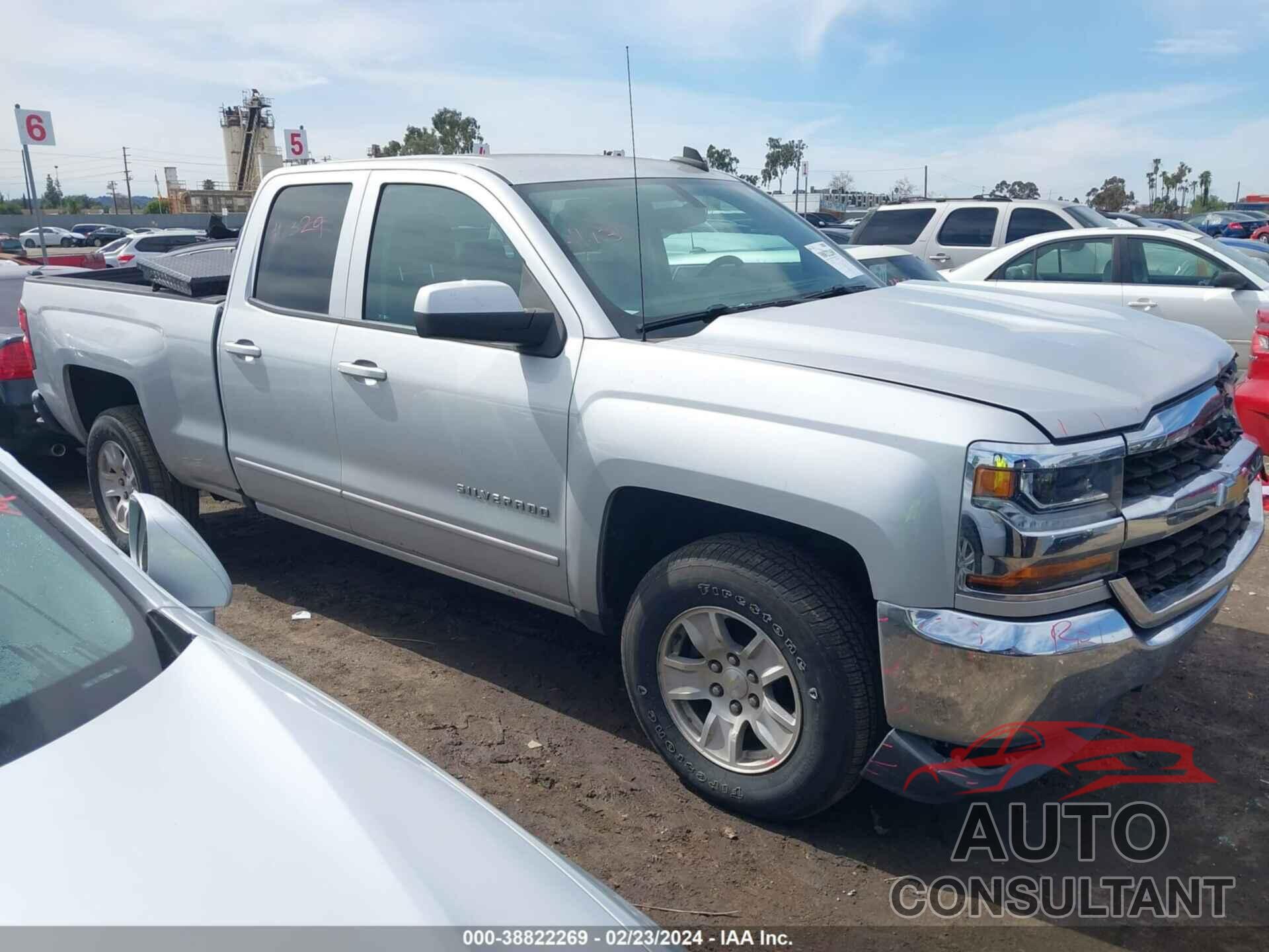 CHEVROLET SILVERADO 1500 2018 - 1GCRCREH6JZ338601