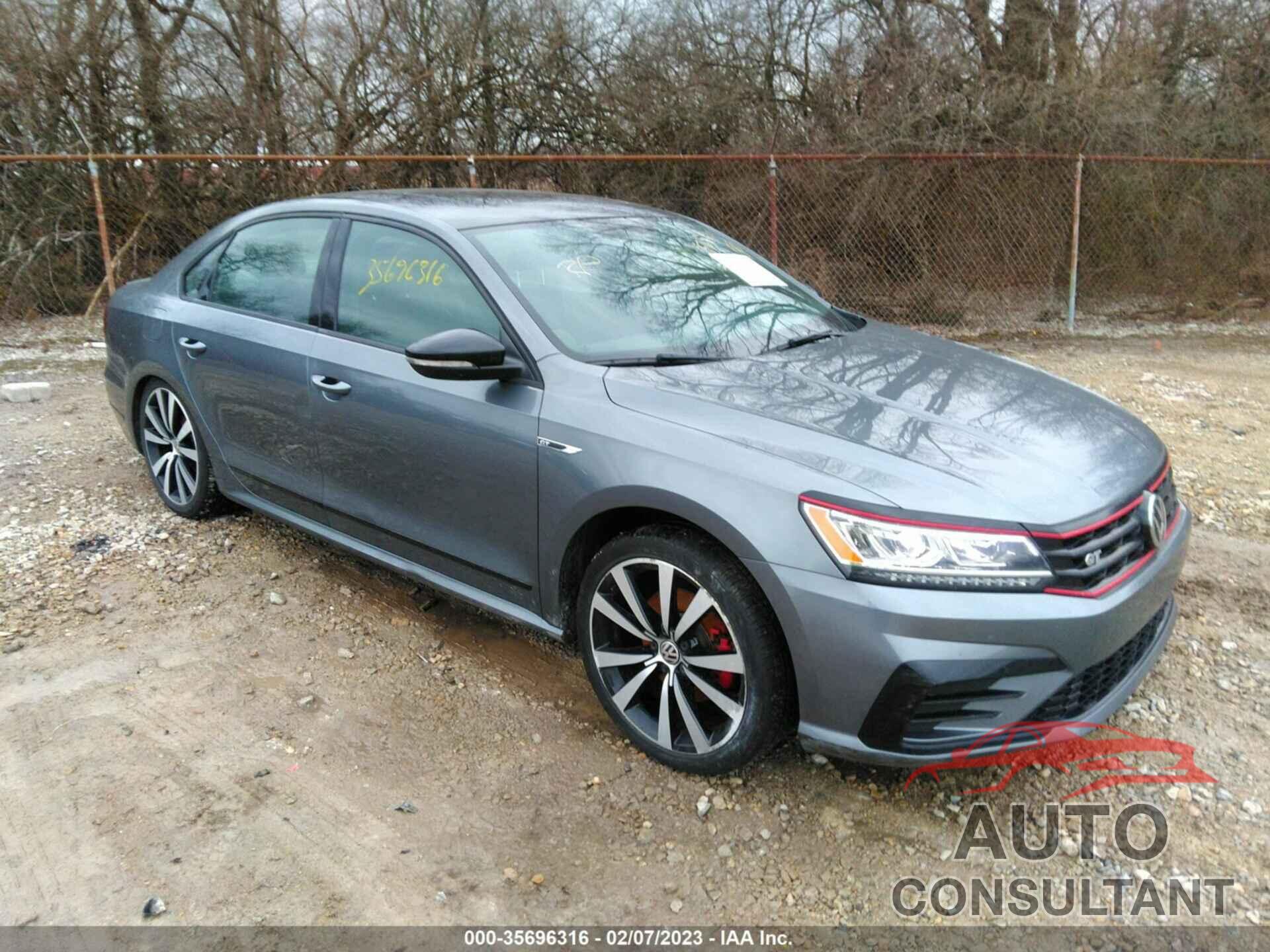 VOLKSWAGEN PASSAT 2018 - 1VWJM7A30JC028243