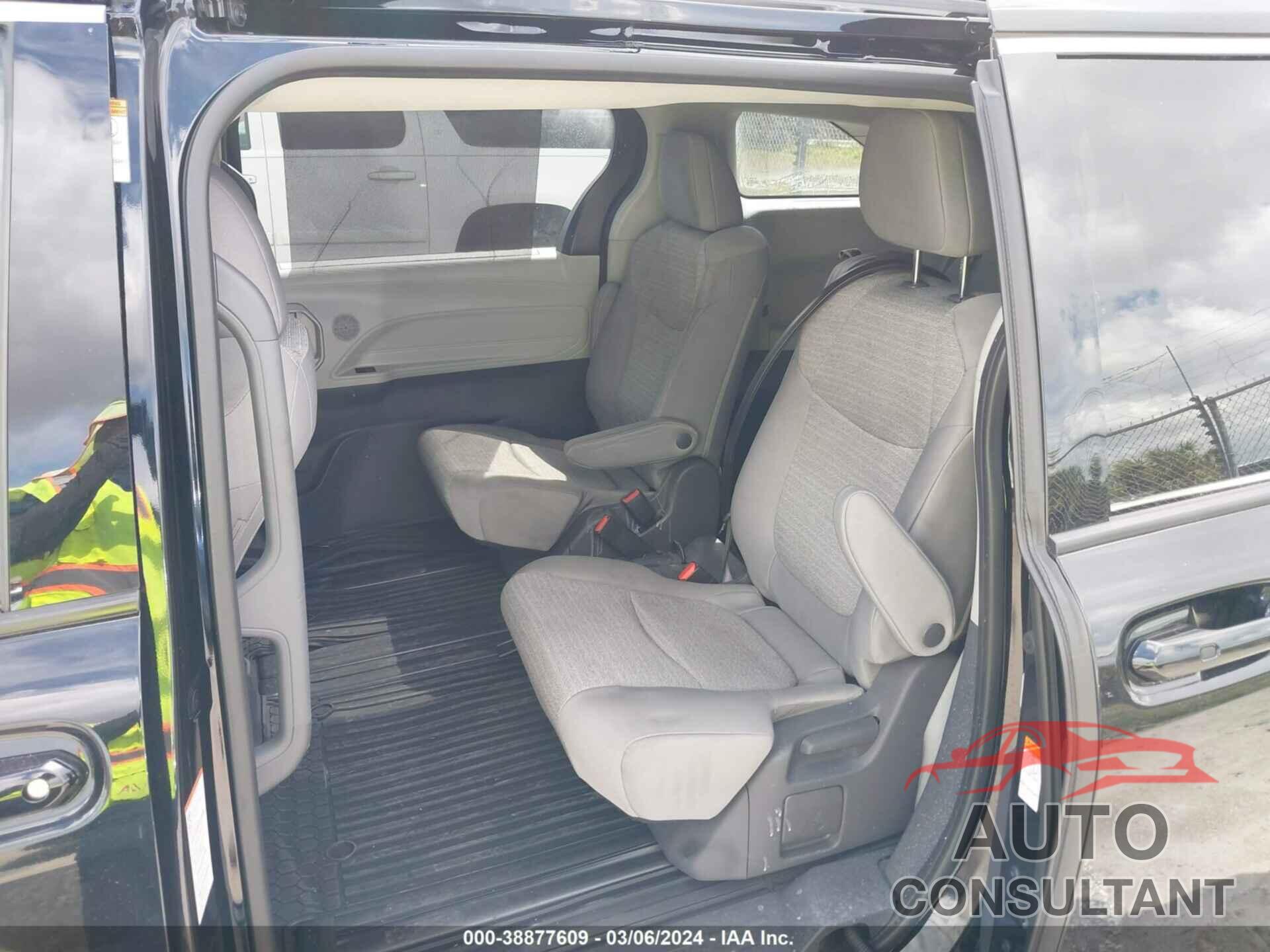 TOYOTA SIENNA 2021 - 5TDKRKEC8MS013367