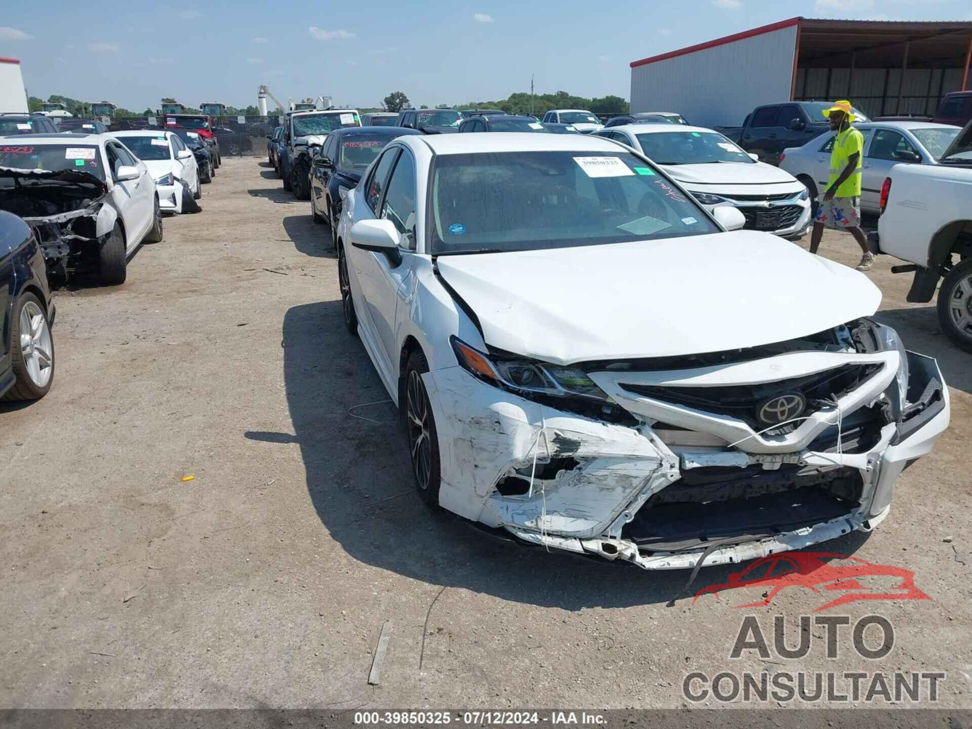 TOYOTA CAMRY 2018 - 4T1B11HKXJU079541