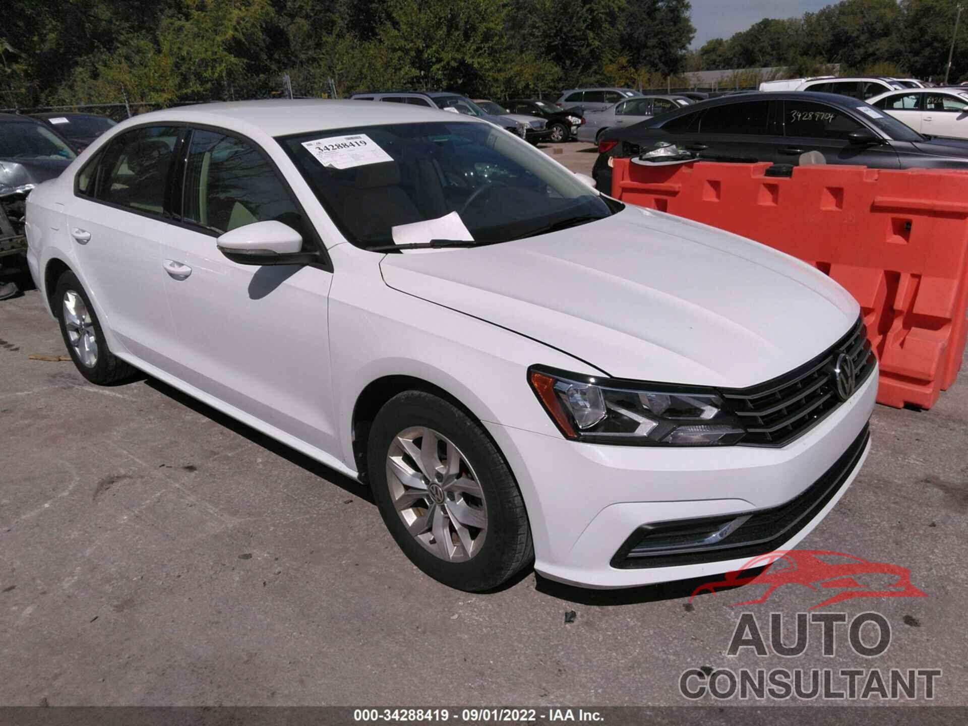 VOLKSWAGEN PASSAT 2018 - 1VWAA7A30JC018742