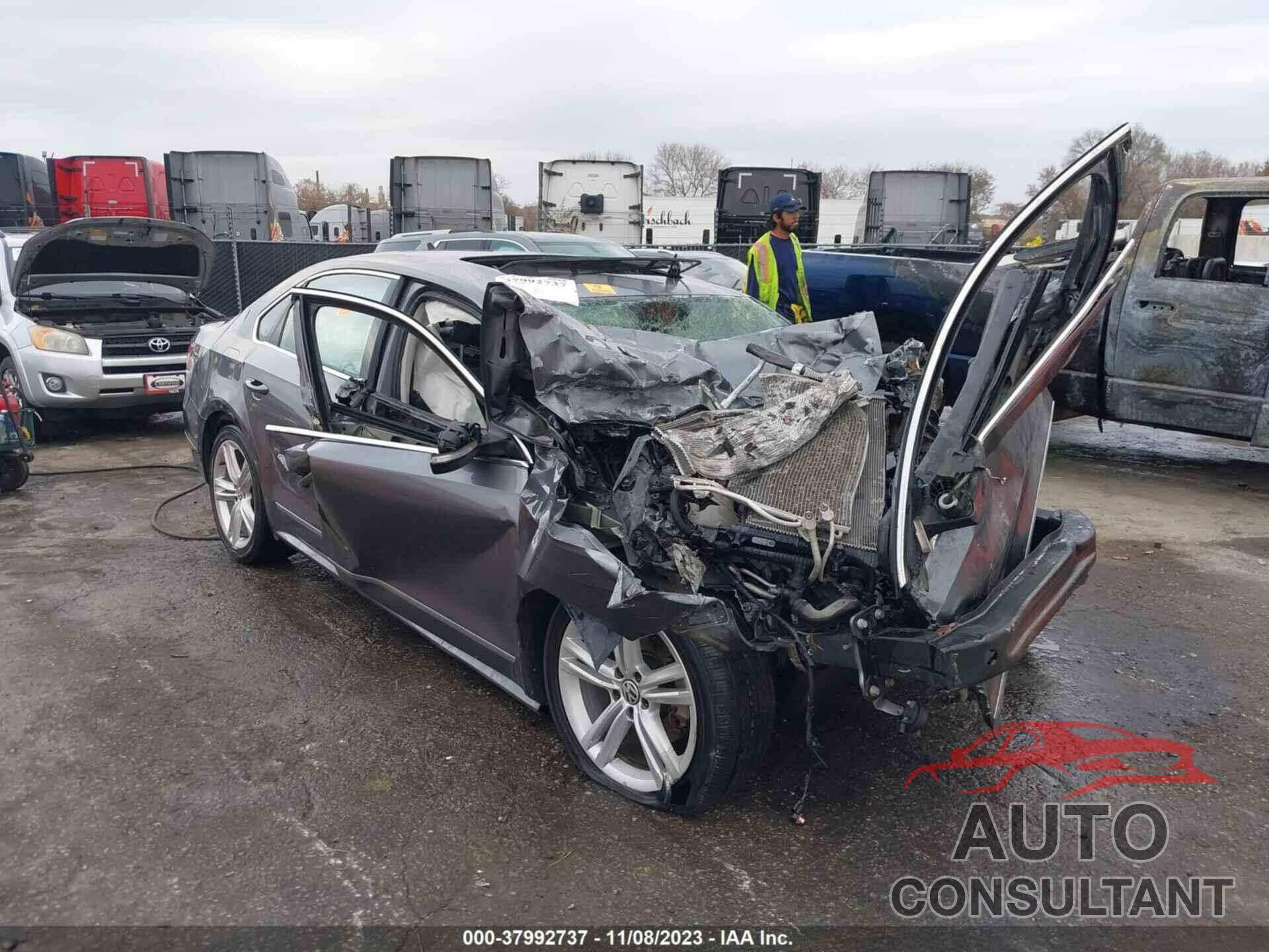 VOLKSWAGEN PASSAT 2015 - 1VWCV7A32FC031948