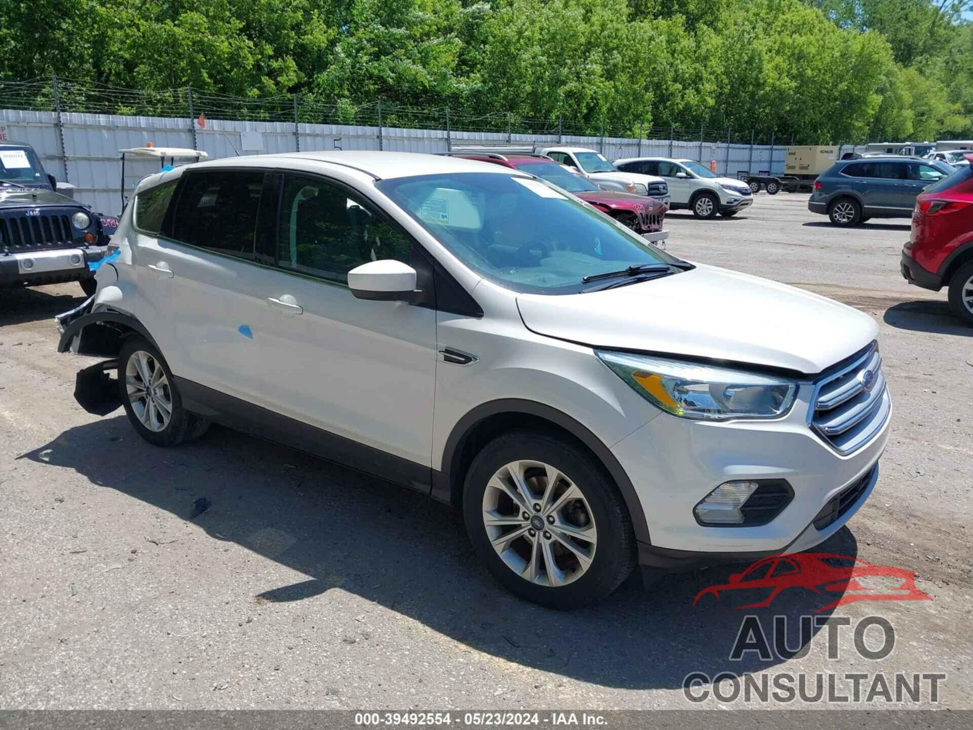 FORD ESCAPE 2017 - 1FMCU0GD5HUB13730