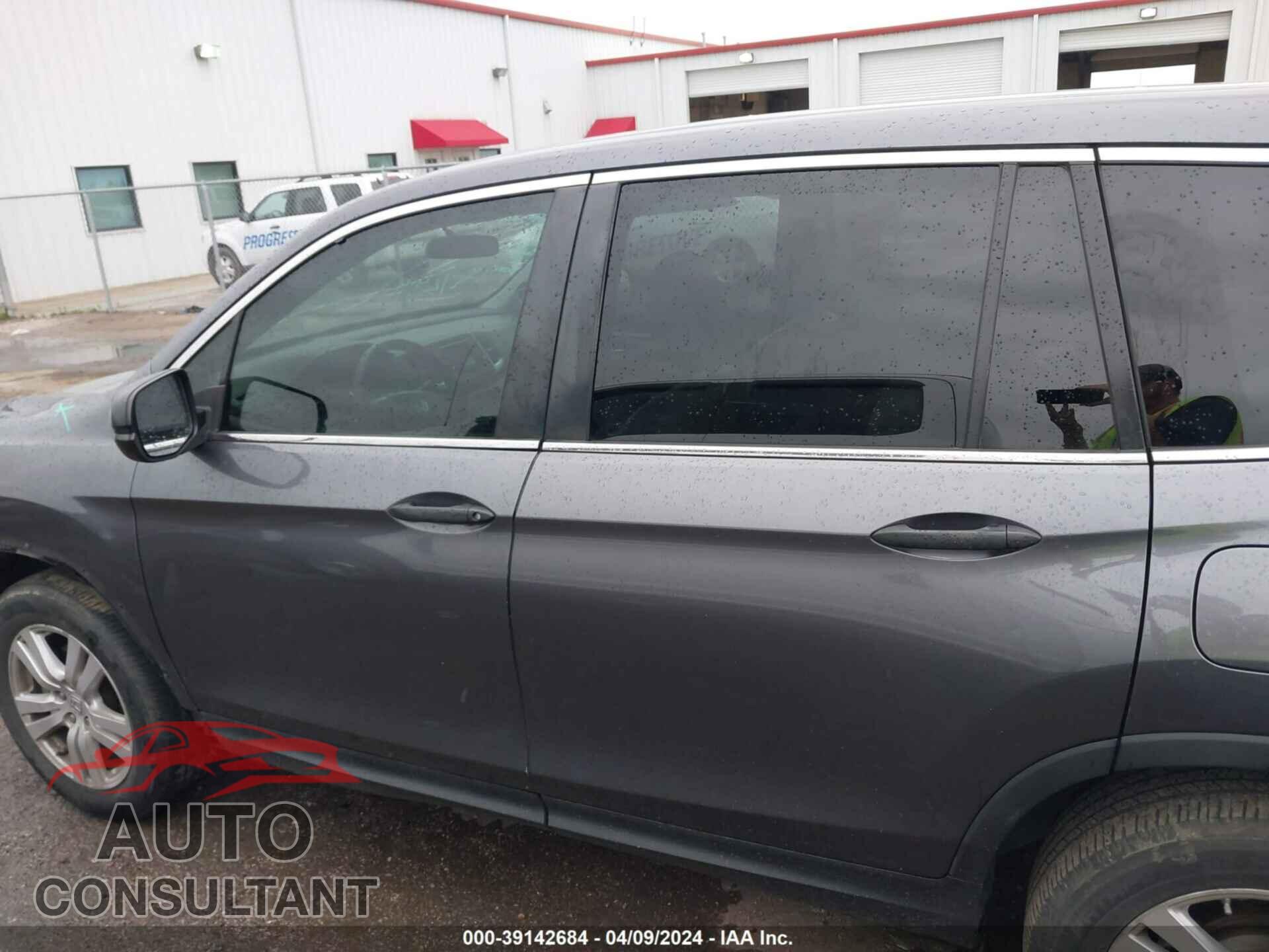 HONDA PILOT 2017 - 5FNYF5H12HB044896