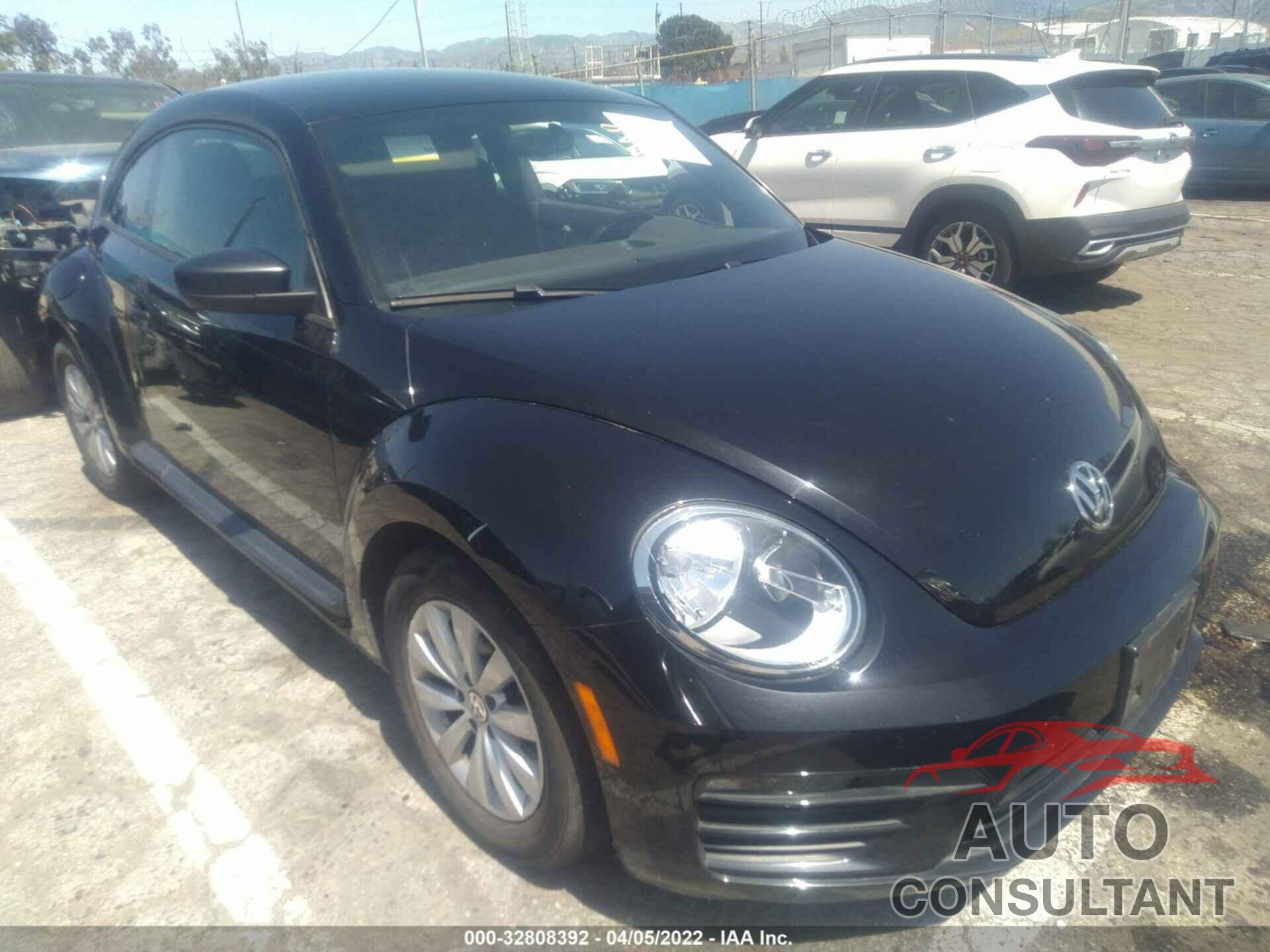 VOLKSWAGEN BEETLE 2018 - 3VWFD7AT7JM717829