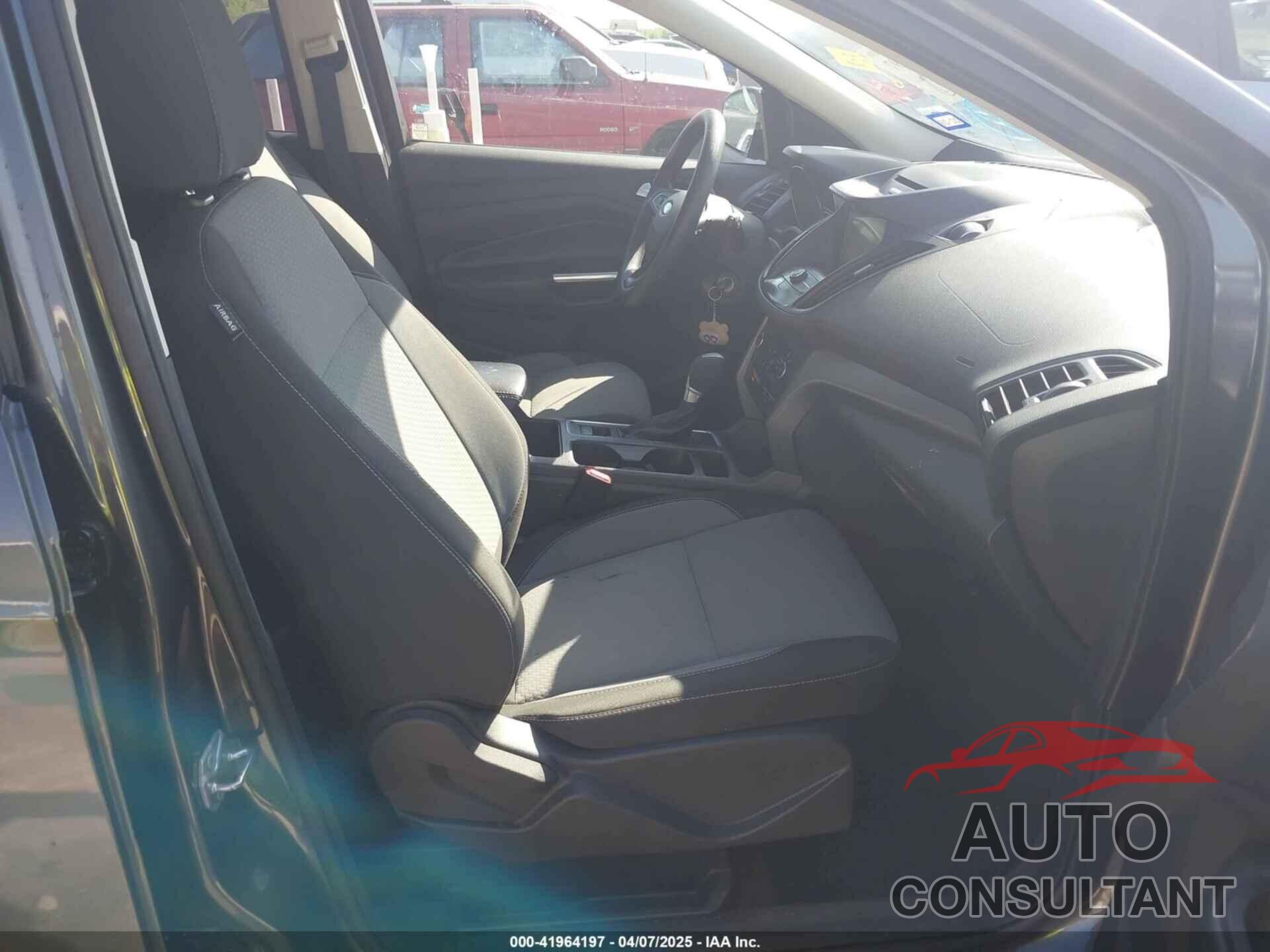 FORD ESCAPE 2017 - 1FMCU0GD7HUA38402