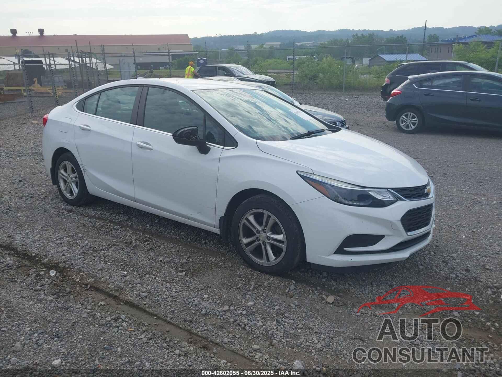 CHEVROLET CRUZE 2018 - 1G1BE5SM8J7228692