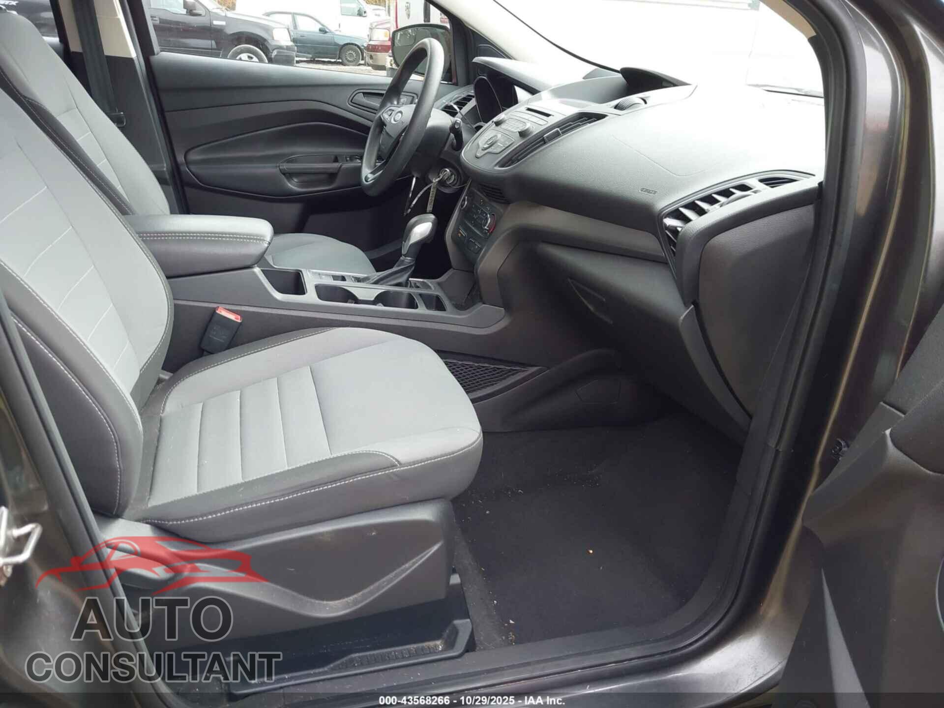FORD ESCAPE 2017 - 1FMCU0F75HUC93268