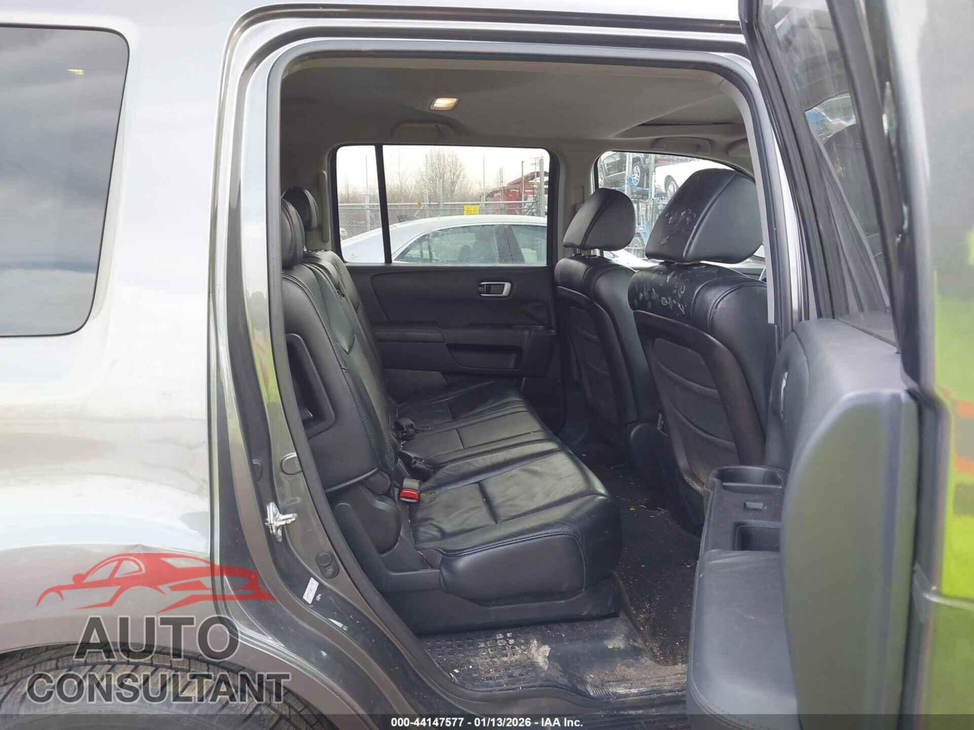 HONDA PILOT 2011 - 5FNYF4H56BB021674