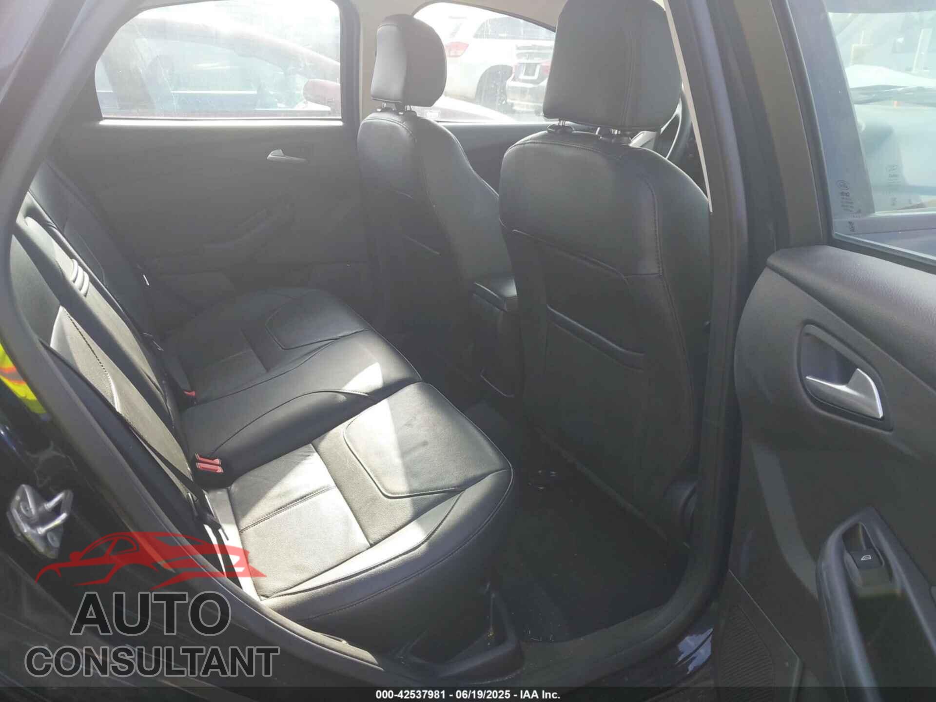 FORD FOCUS 2015 - 1FADP3F29FL384591