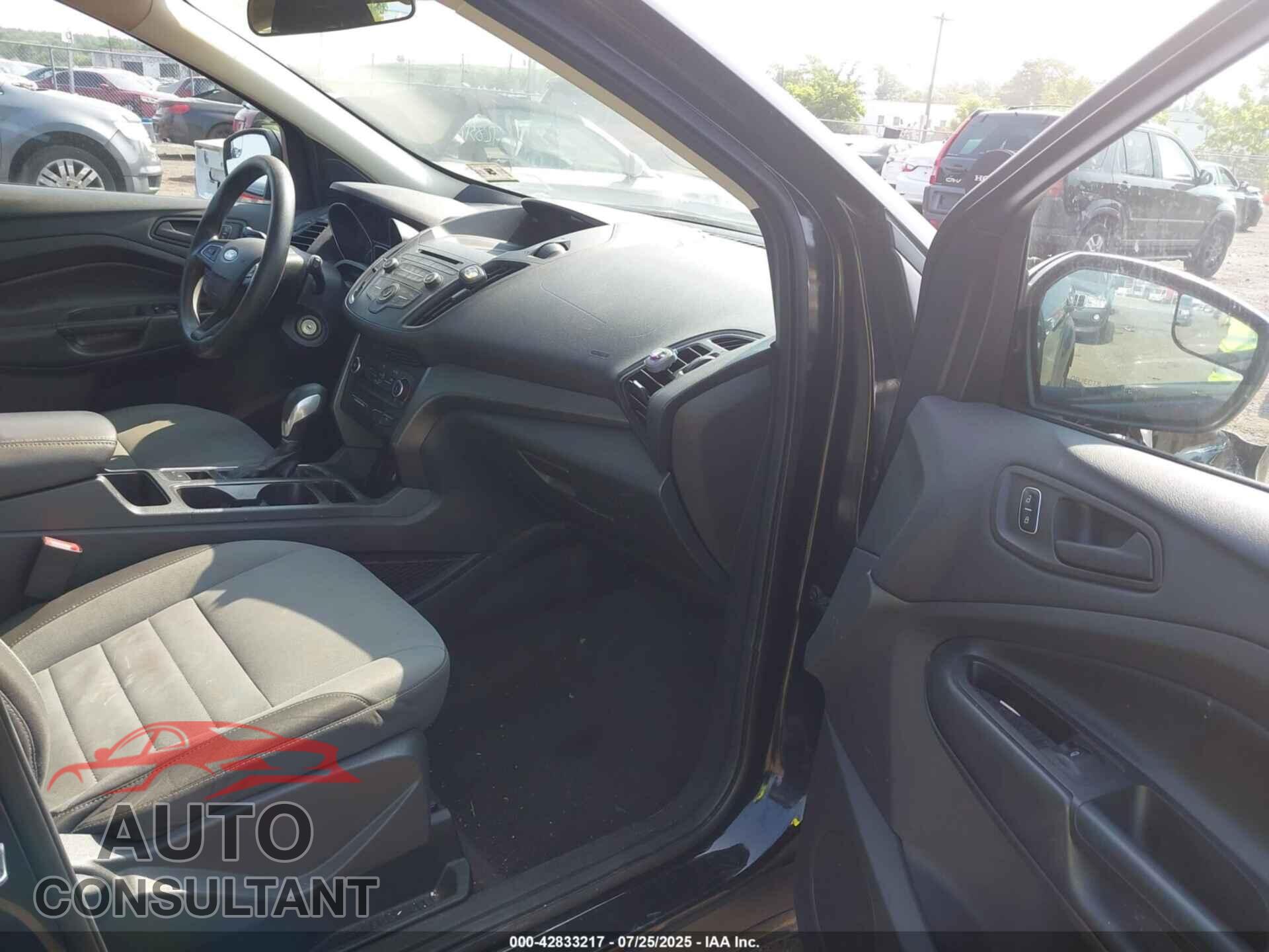 FORD ESCAPE 2017 - 1FMCU0F7XHUB55774