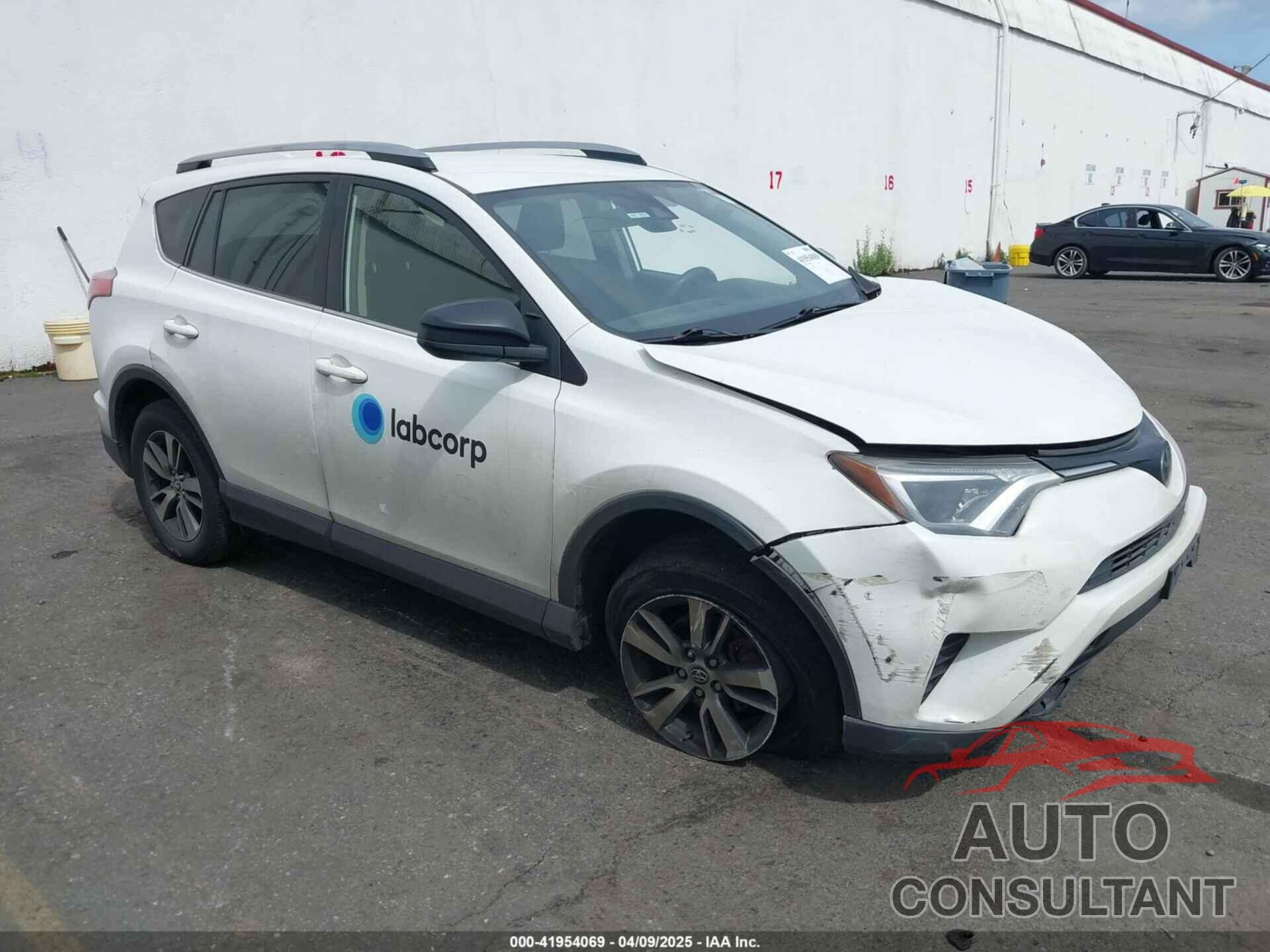 TOYOTA RAV4 2017 - JTMBFREV4HJ112693