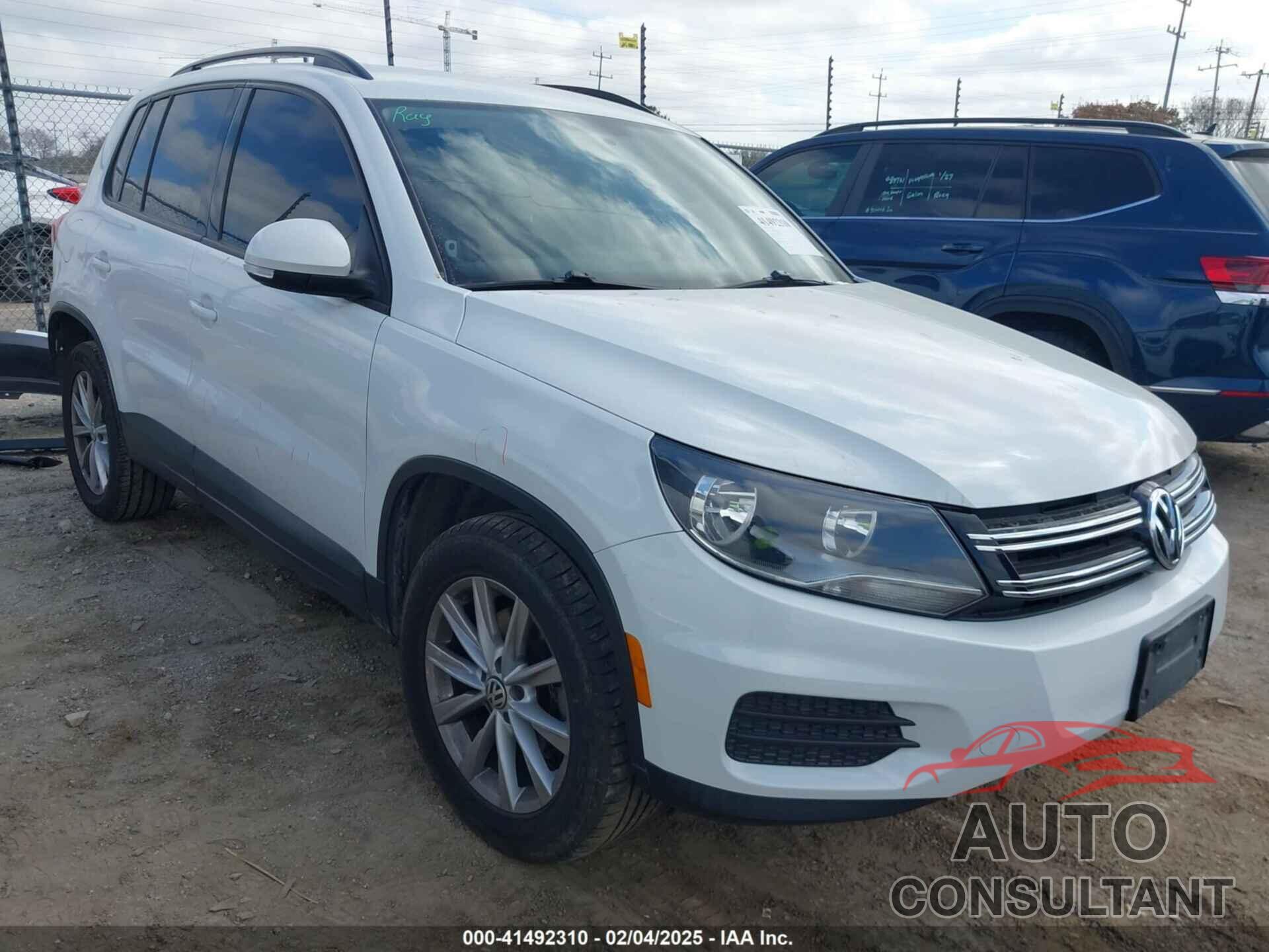 VOLKSWAGEN TIGUAN 2017 - WVGAV7AX2HK042353