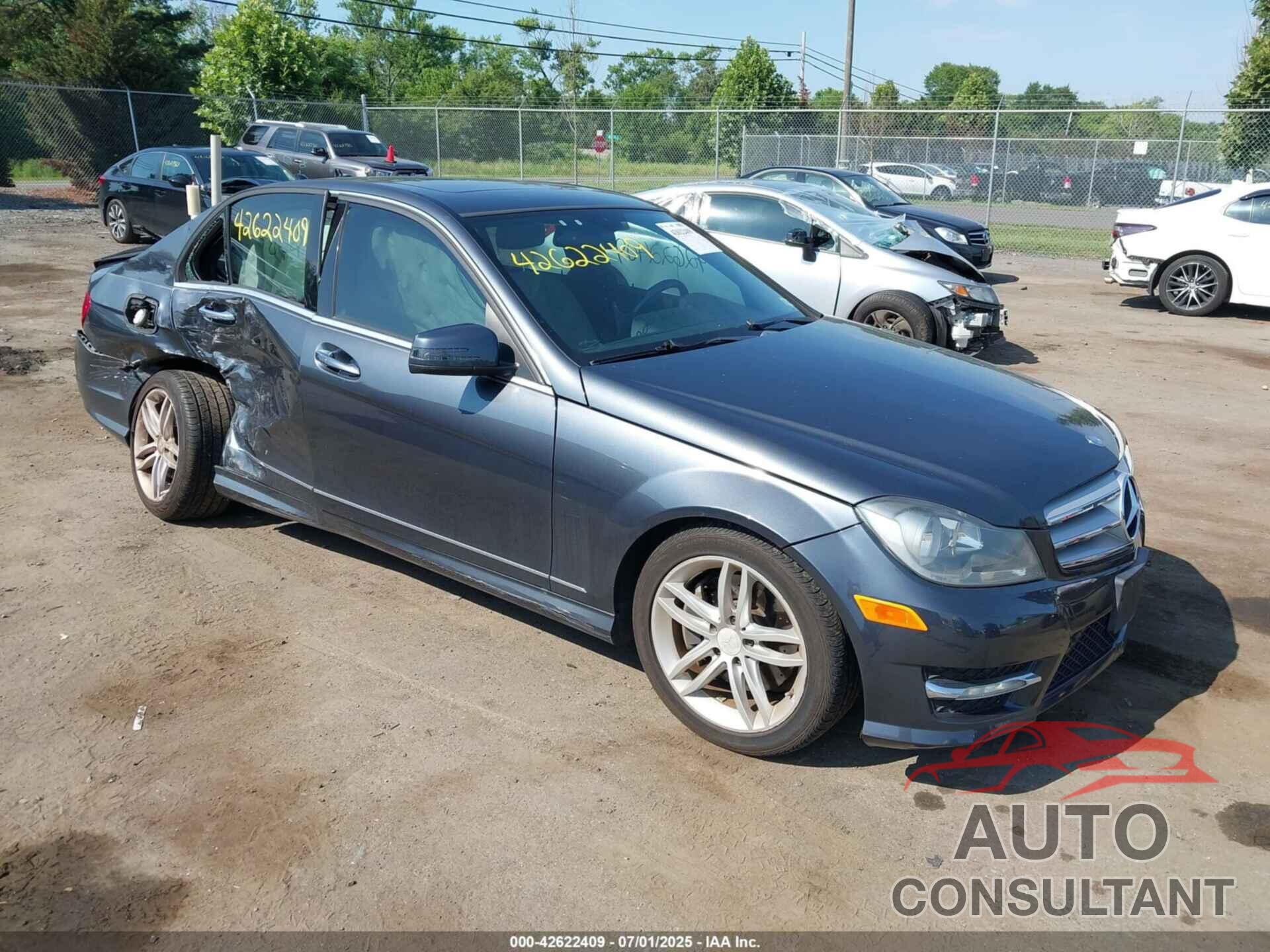 MERCEDES-BENZ C 300 2013 - WDDGF8AB2DG072641