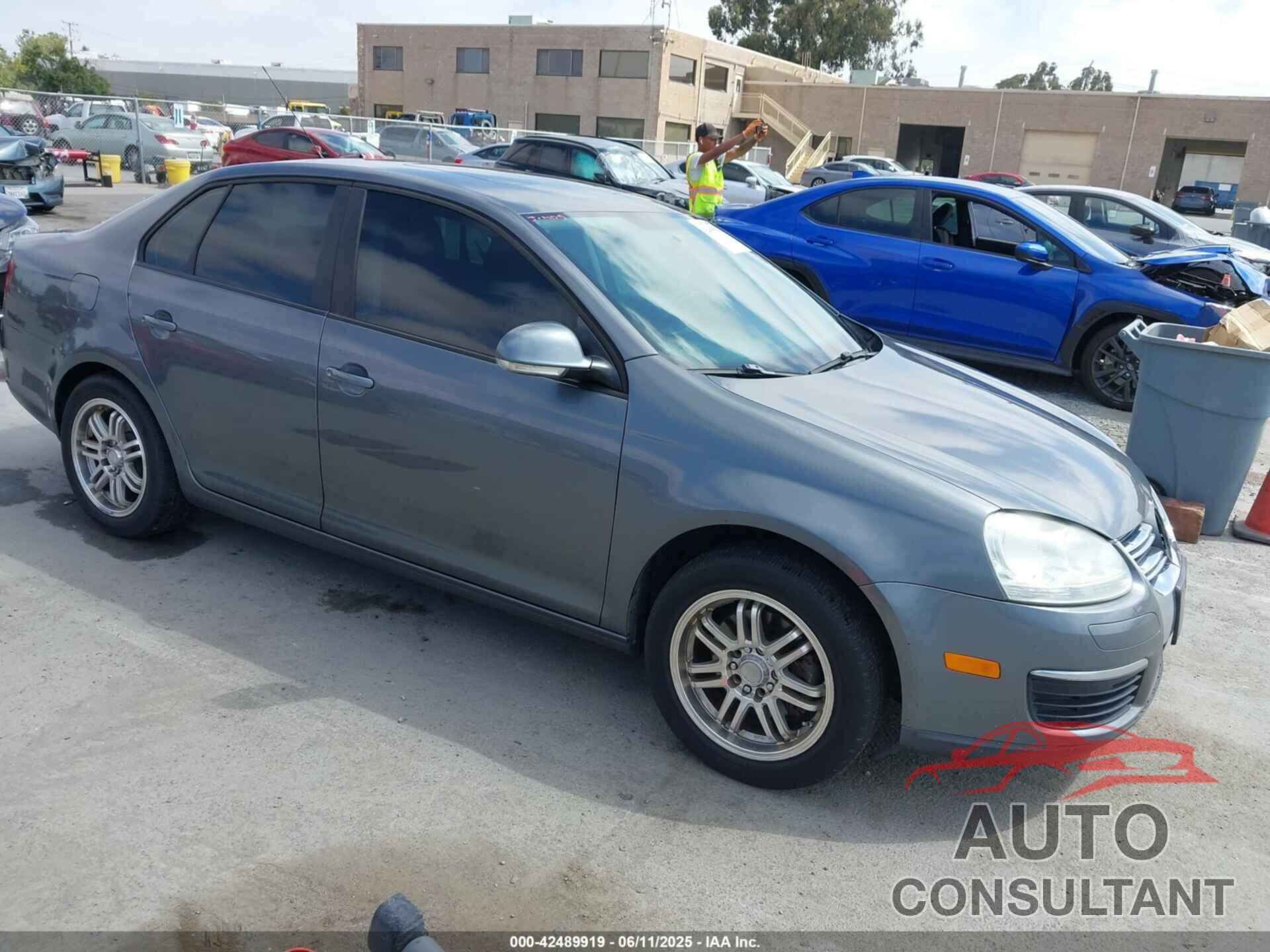 VOLKSWAGEN JETTA 2010 - 3VWRZ7AJ8AM072976