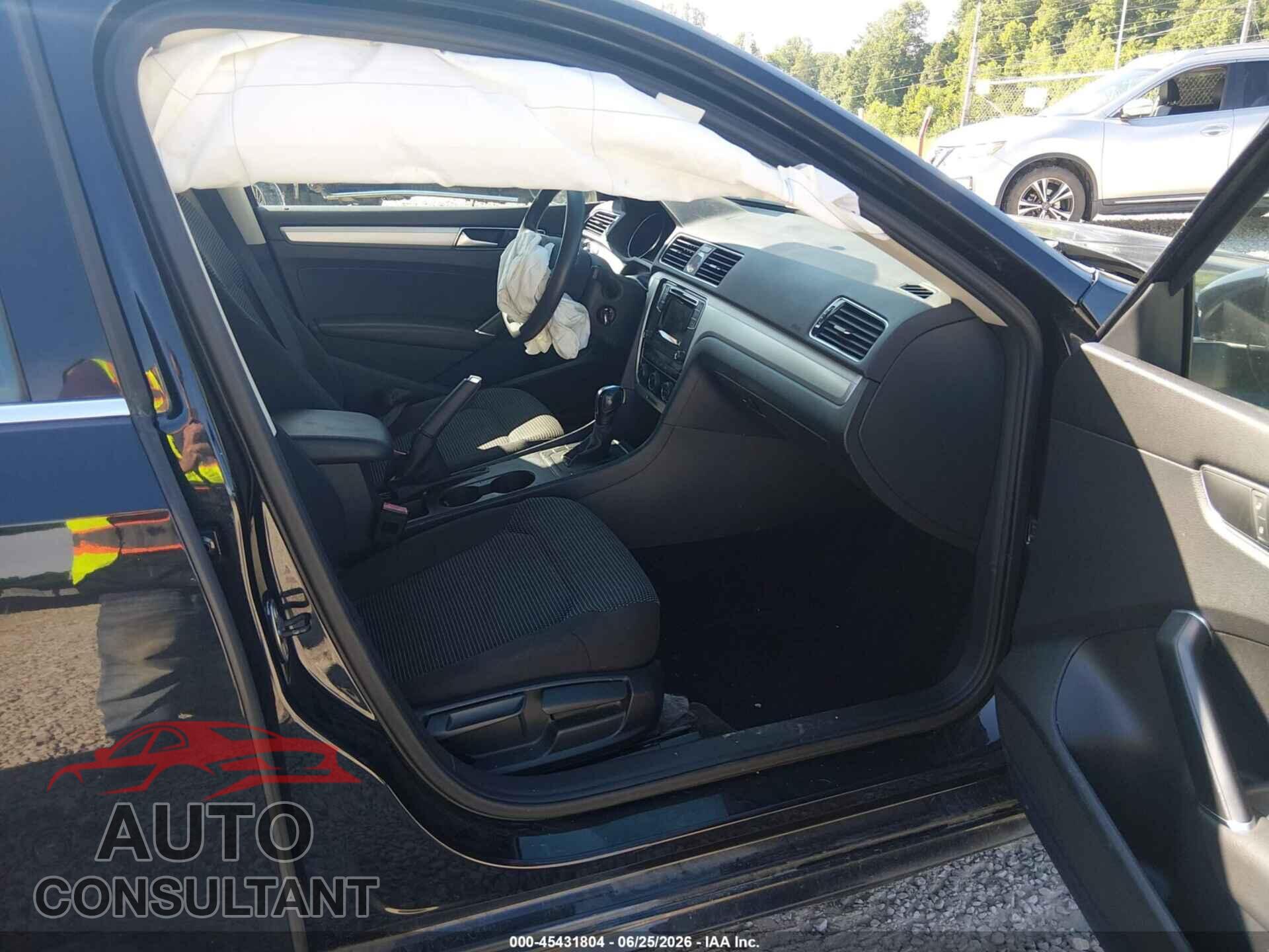 VOLKSWAGEN PASSAT 2017 - 1VWAT7A33HC016407