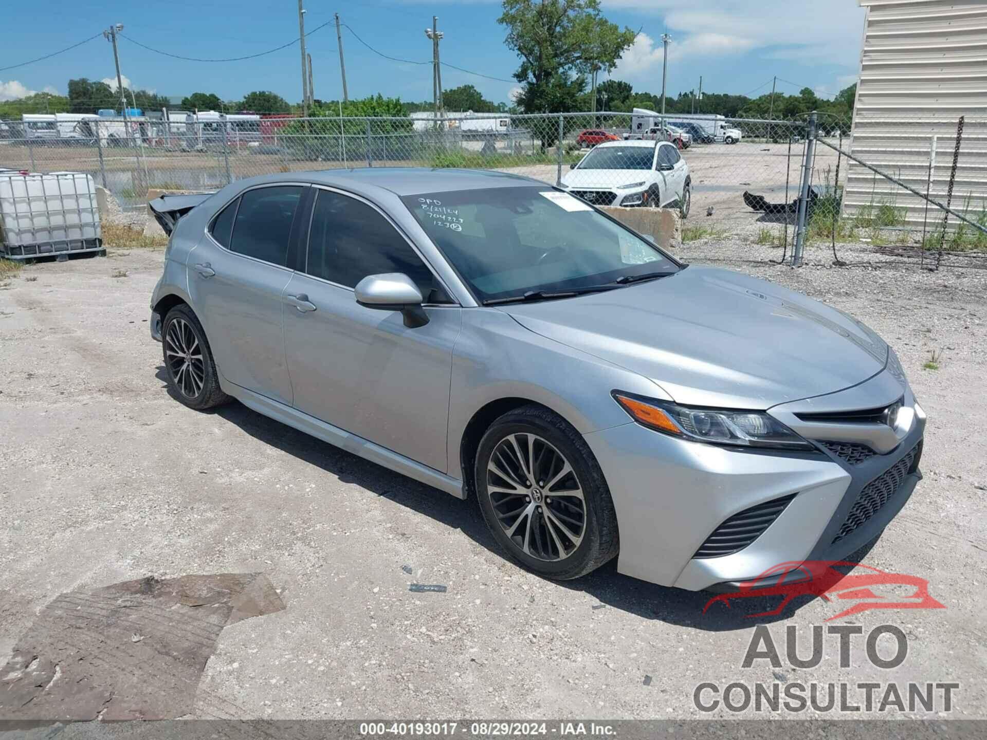 TOYOTA CAMRY 2018 - 4T1B11HK2JU082174