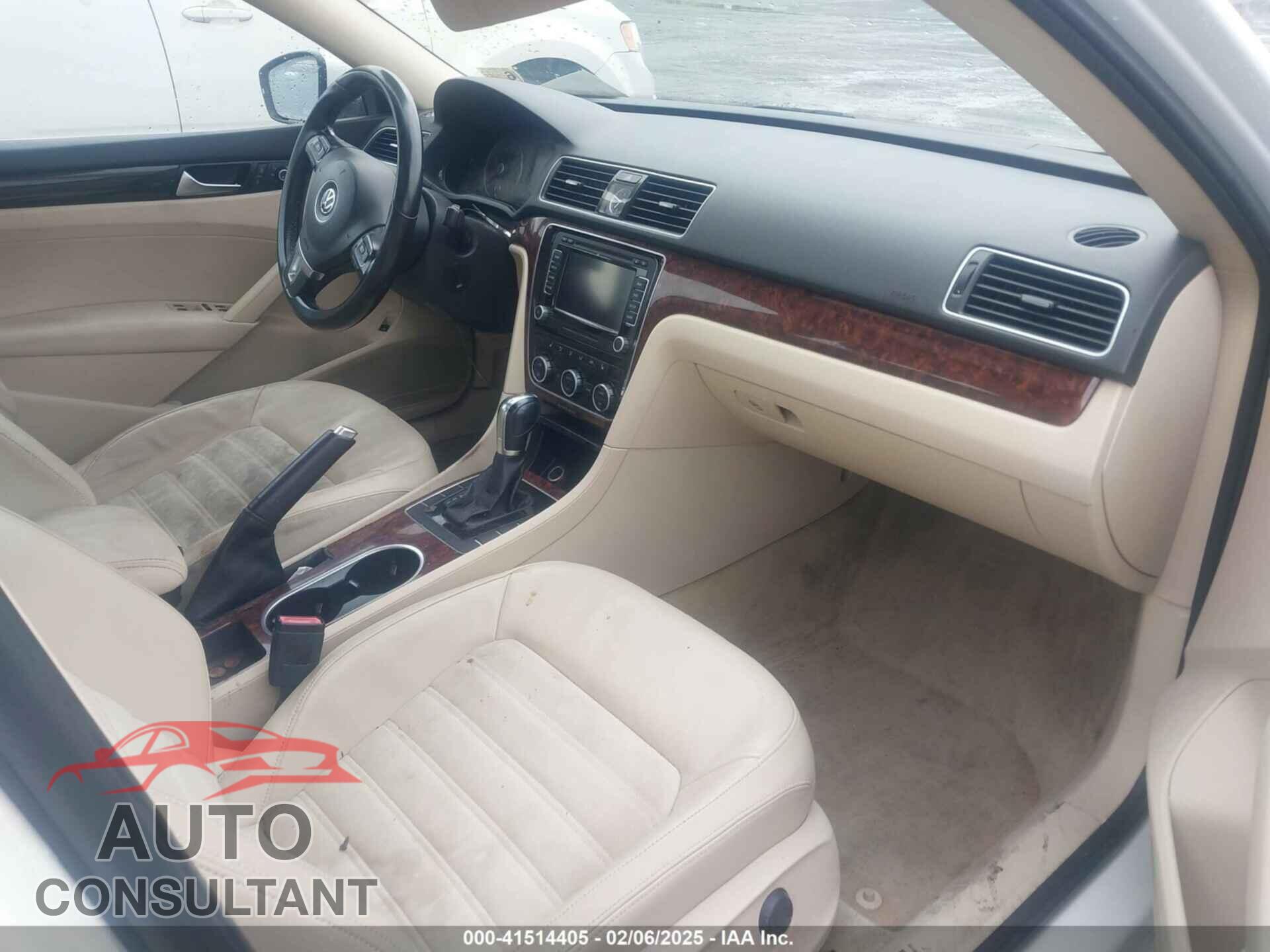 VOLKSWAGEN PASSAT 2013 - 1VWCH7A32DC038984