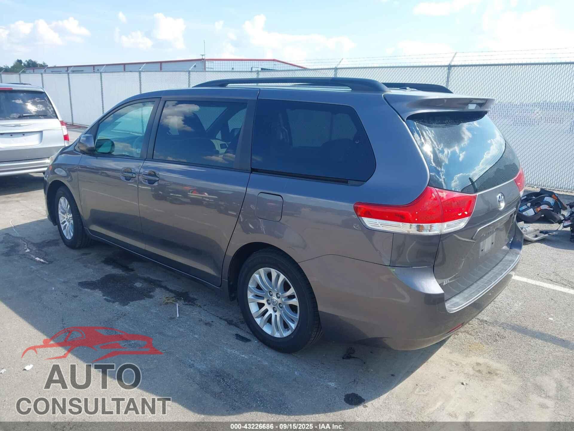 TOYOTA SIENNA 2011 - 5TDYK3DC1BS030854