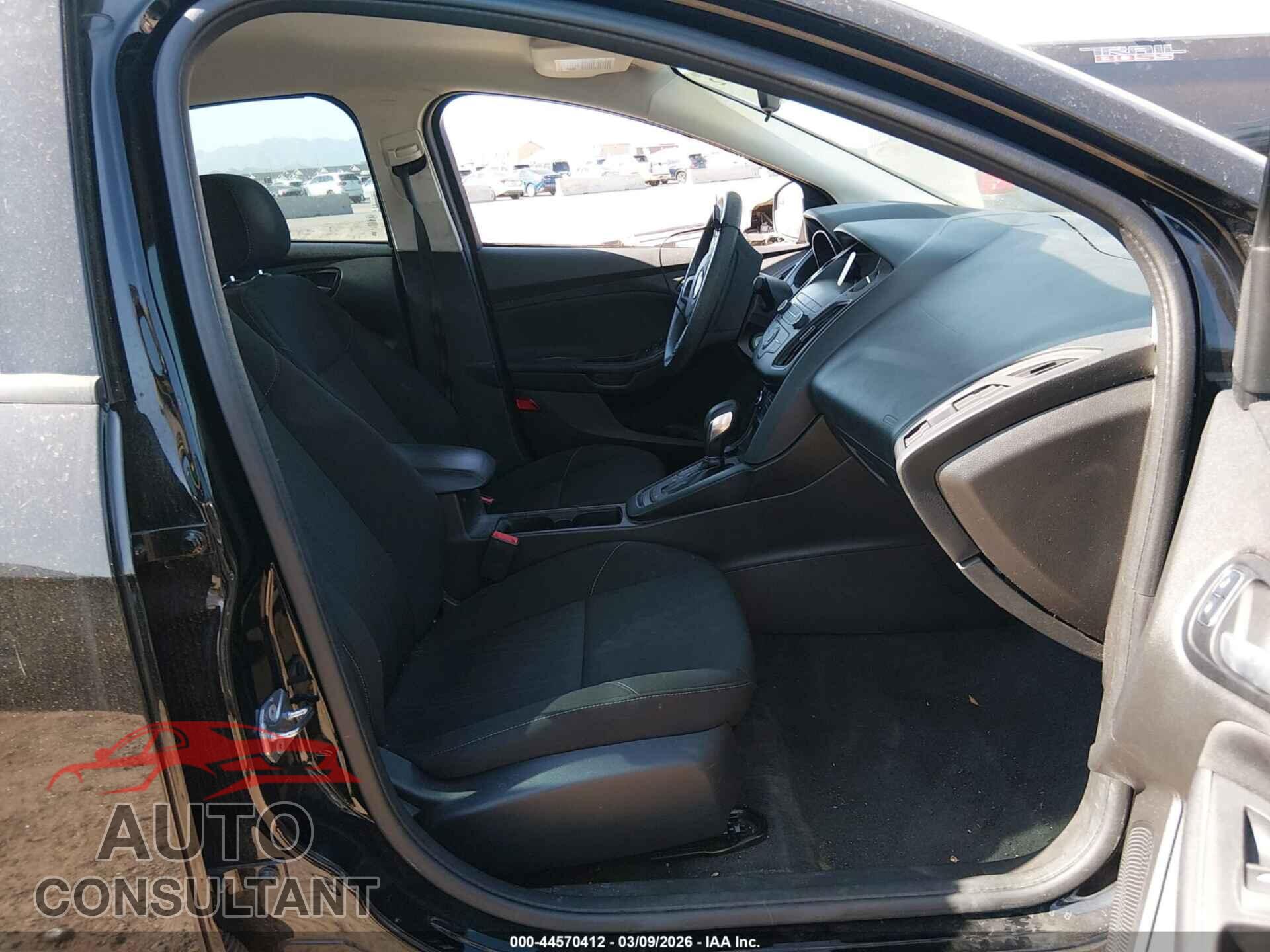 FORD FOCUS 2018 - 1FADP3FE7JL205323