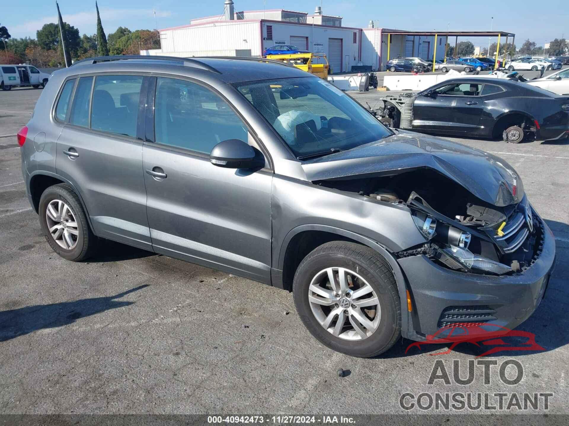 VOLKSWAGEN TIGUAN 2017 - WVGAV7AX7HK024480