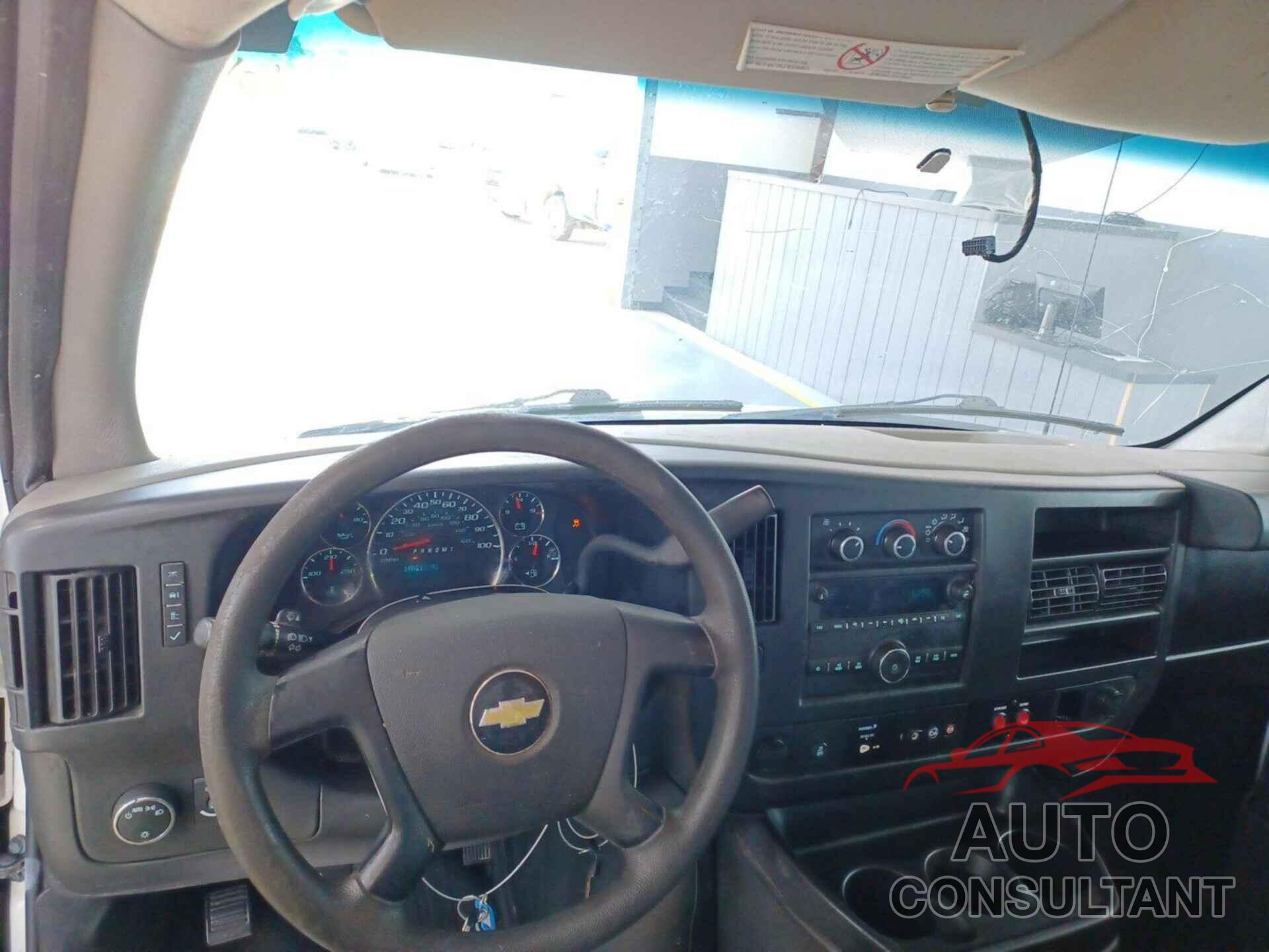 CHEVROLET EXPRESS G2500 2015 - 1GCWGFCF6F1233537