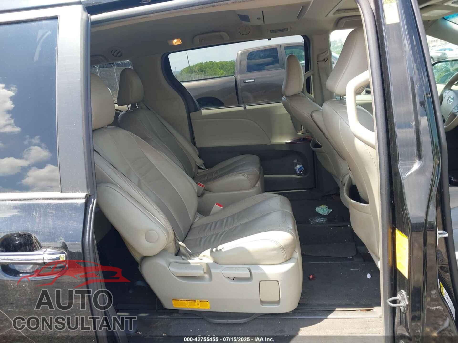 TOYOTA SIENNA 2013 - 5TDDK3DC8DS064047