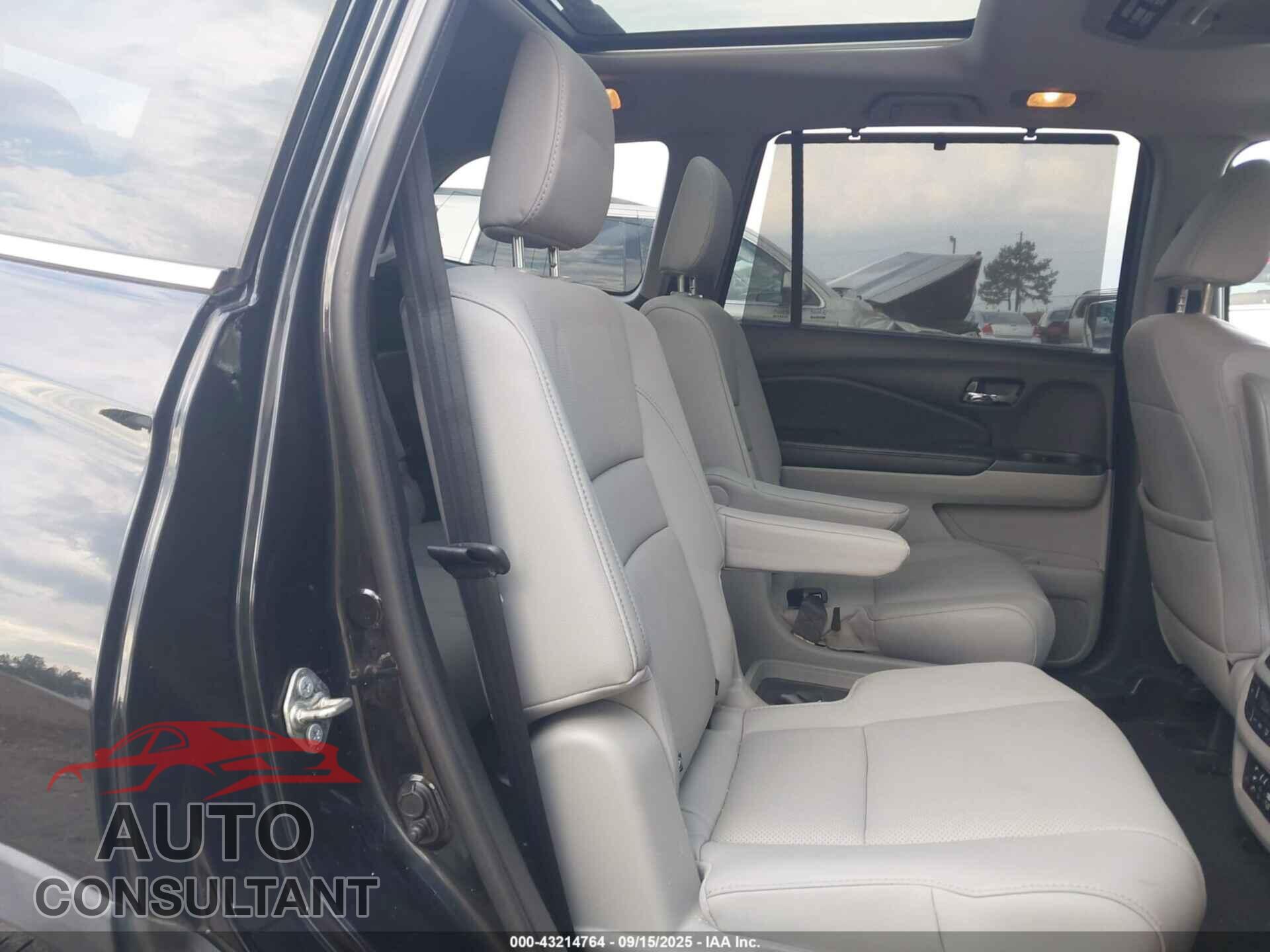 HONDA PILOT 2017 - 5FNYF6H04HB034979