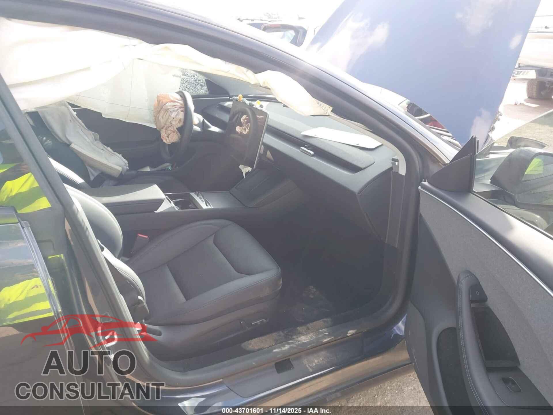TESLA MODEL 3 2024 - 5YJ3E1EA0RF872795