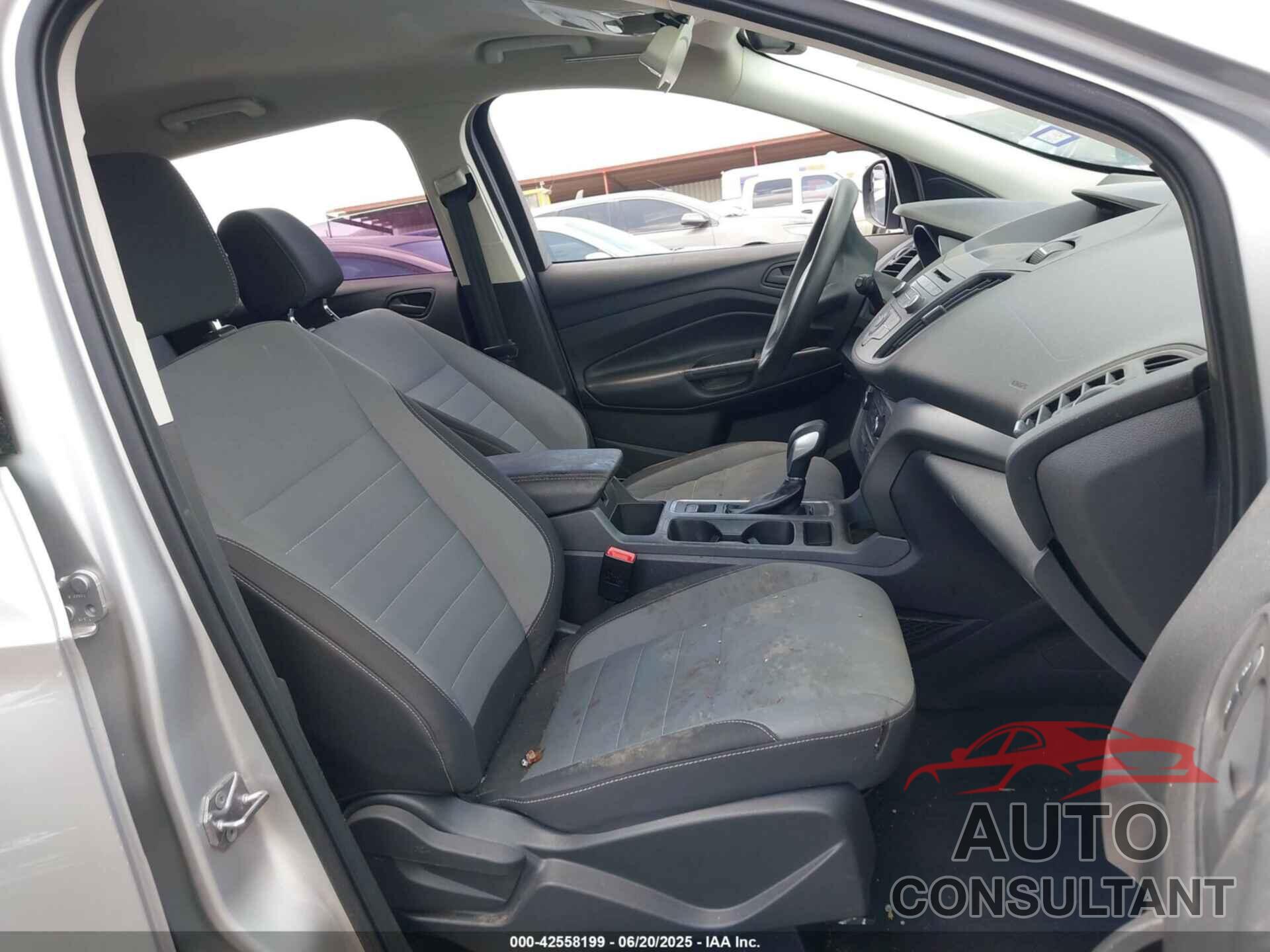 FORD ESCAPE 2017 - 1FMCU0F79HUC00820