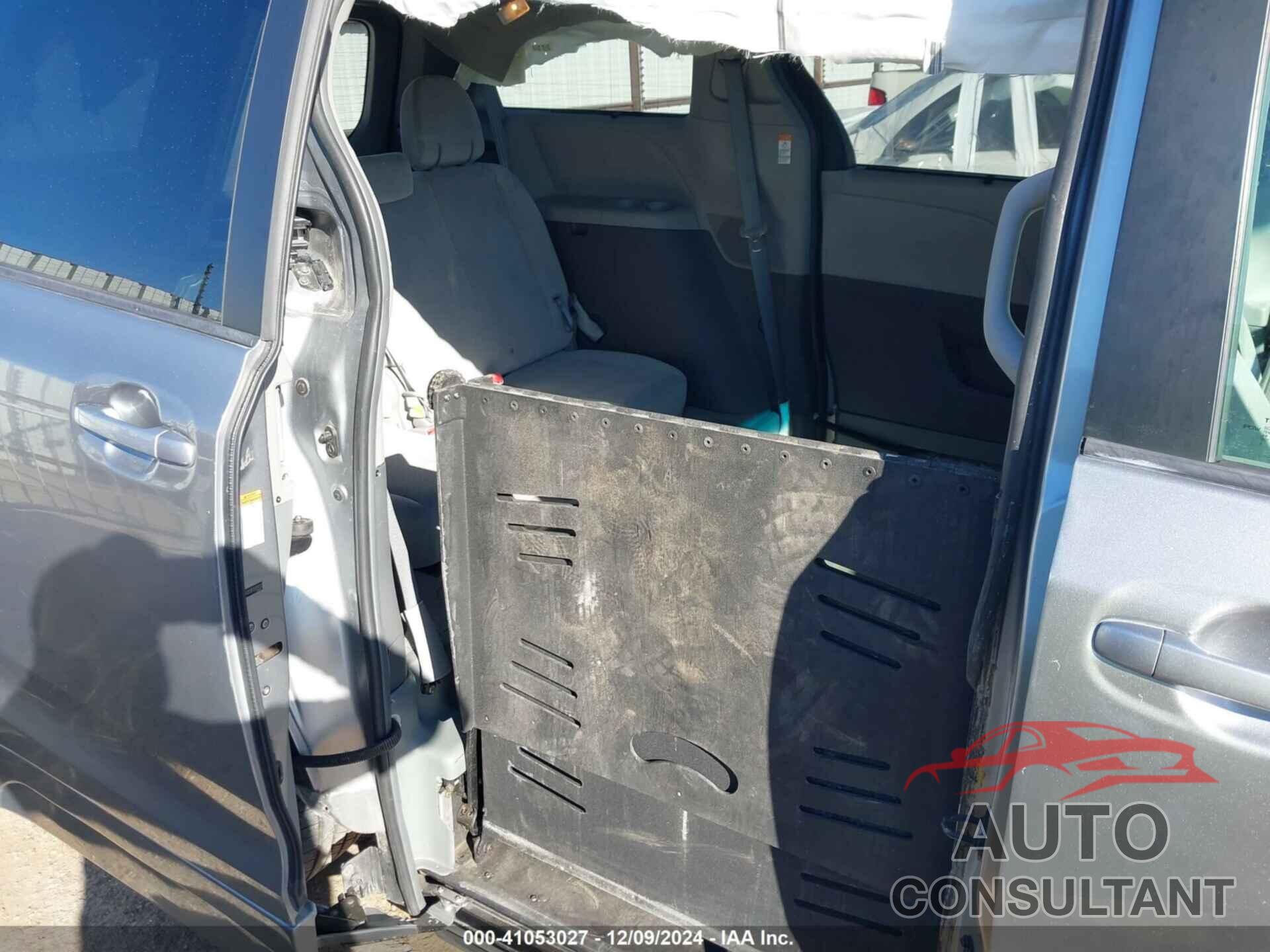 TOYOTA SIENNA 2015 - 5TDKK3DC8FS587613