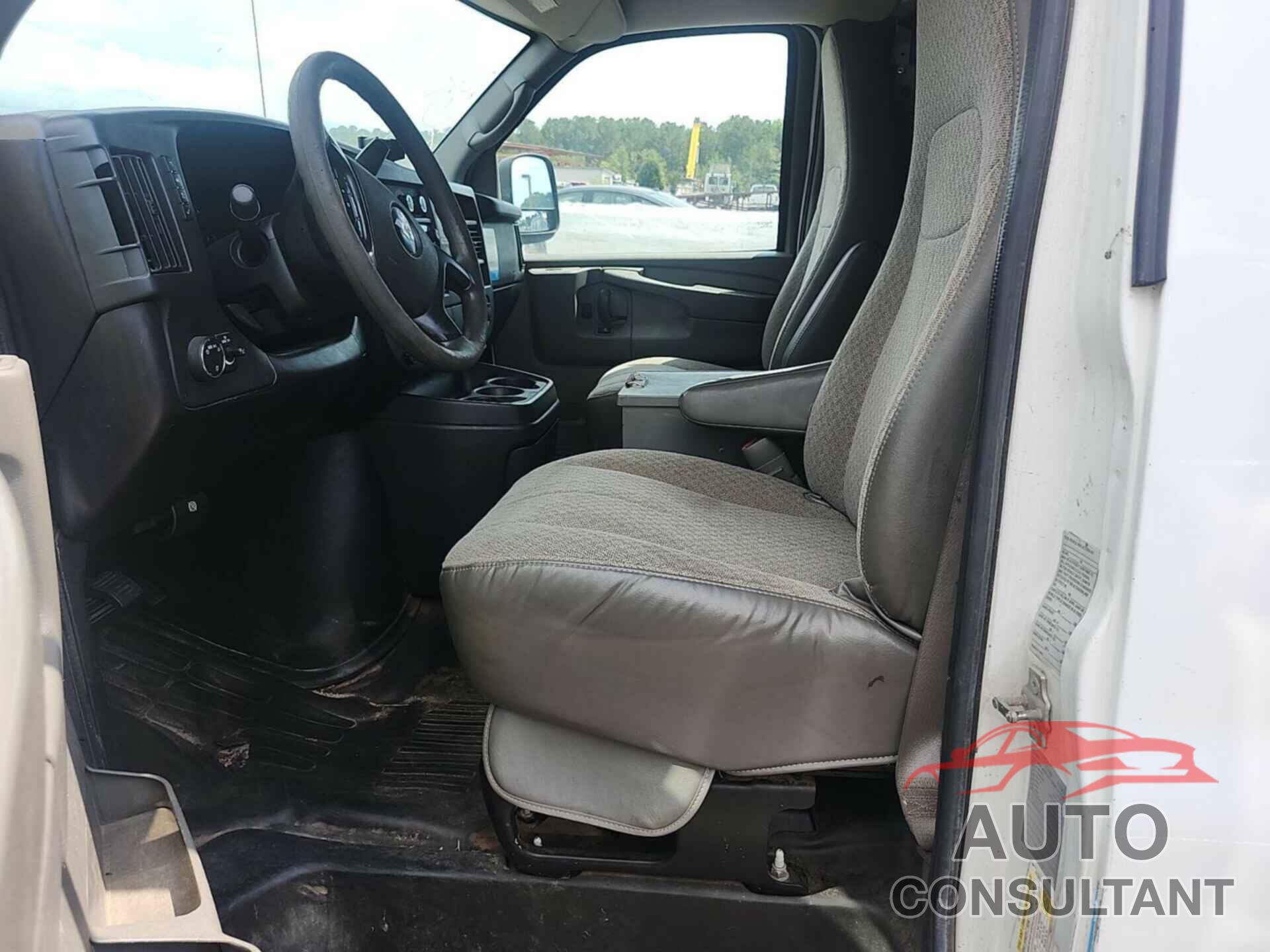 CHEVROLET EXPRESS G2500 2012 - 1GCWGFCA4C1170194