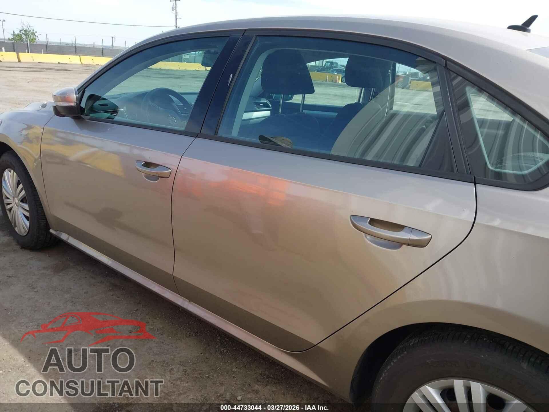 VOLKSWAGEN PASSAT 2015 - 1VWAT7A33FC009261