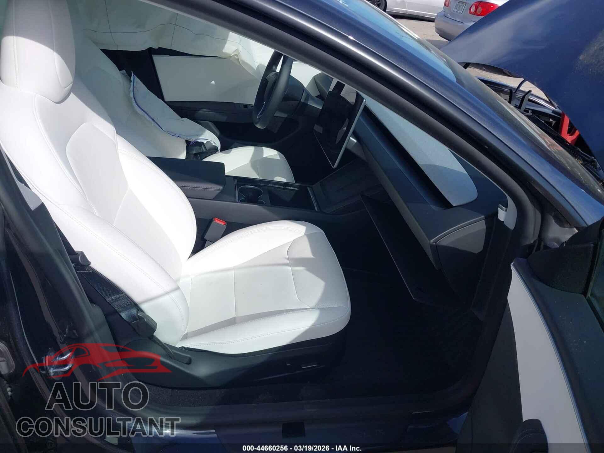 TESLA MODEL 3 2024 - 5YJ3E1EA3RF869244