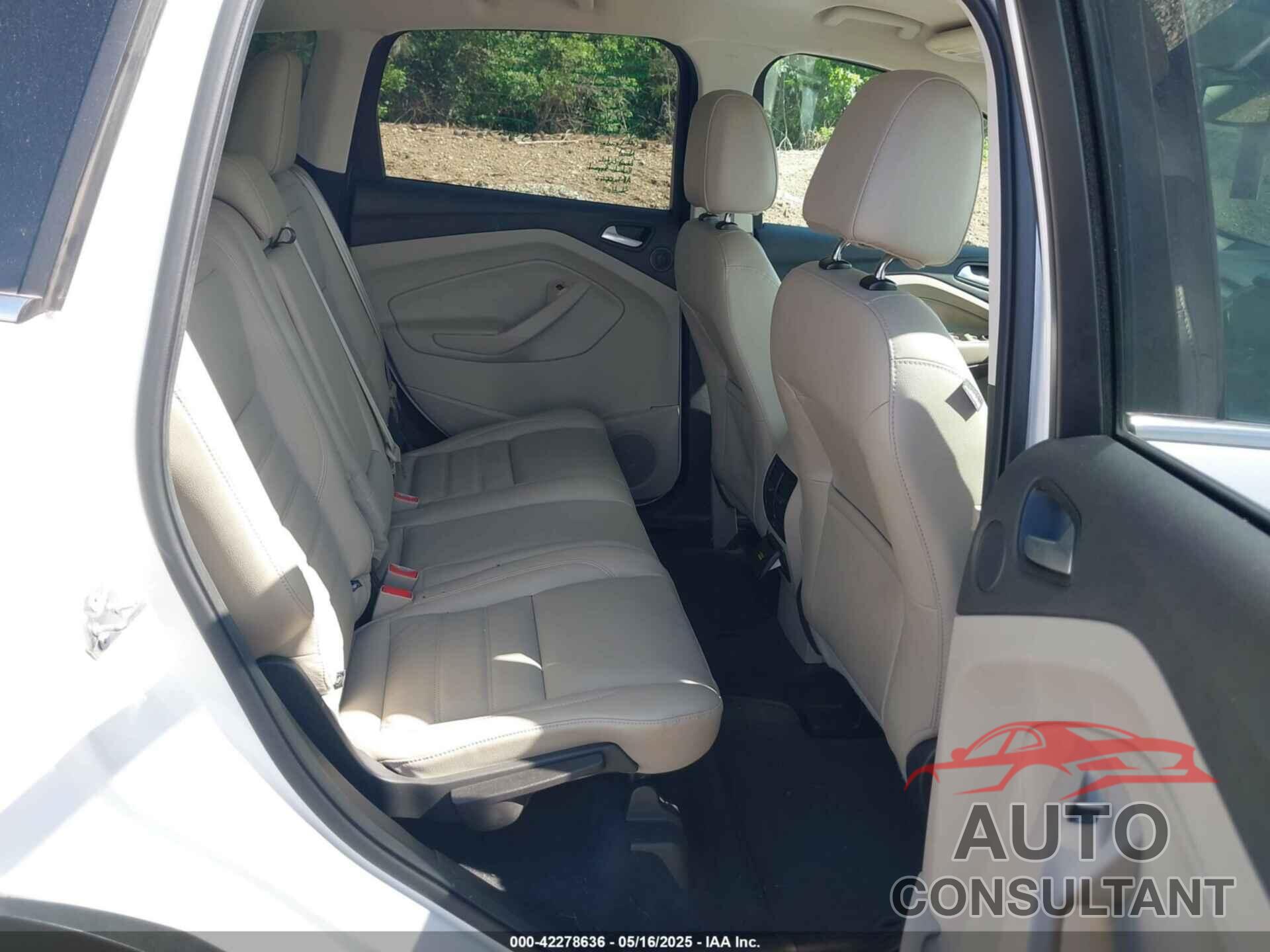 FORD ESCAPE 2017 - 1FMCU0J93HUA48123