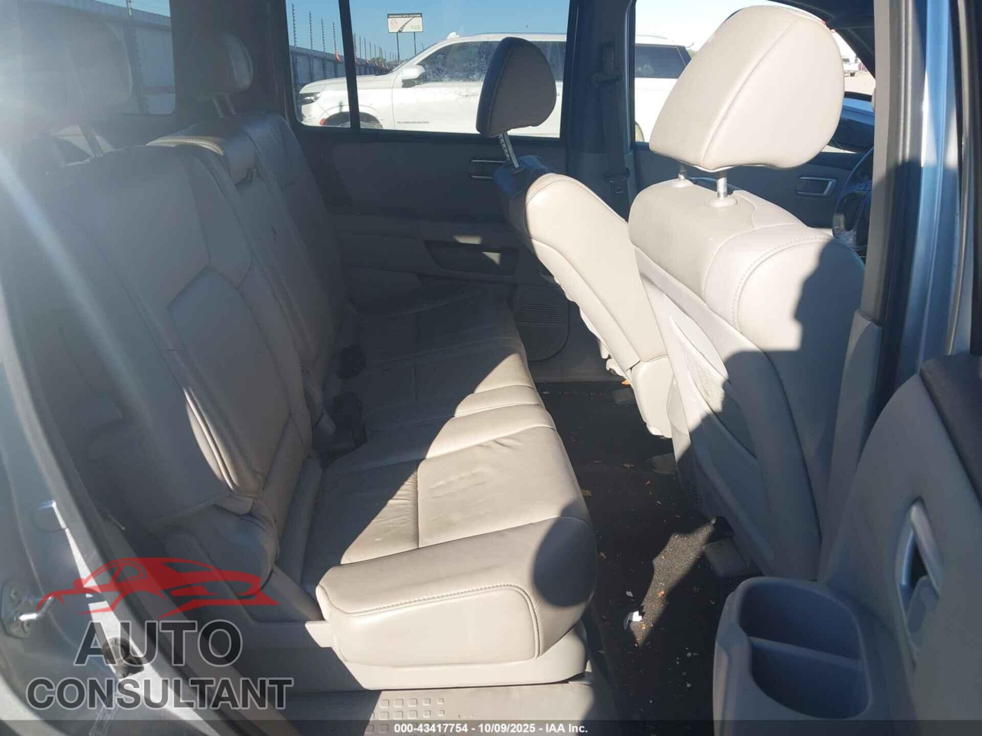 HONDA PILOT 2011 - 5FNYF4H76BB012913