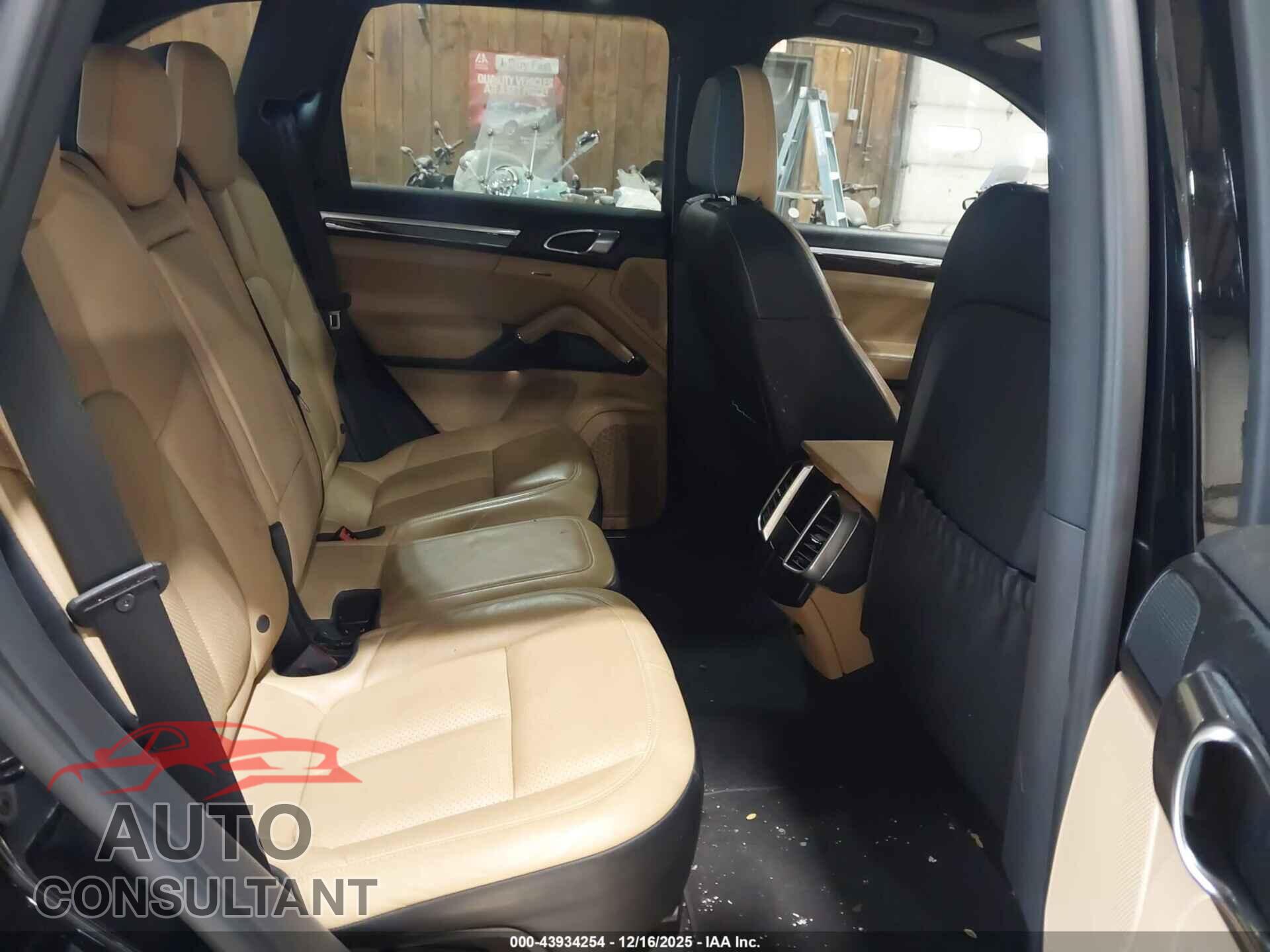 PORSCHE CAYENNE 2016 - WP1AA2A25GLA02461